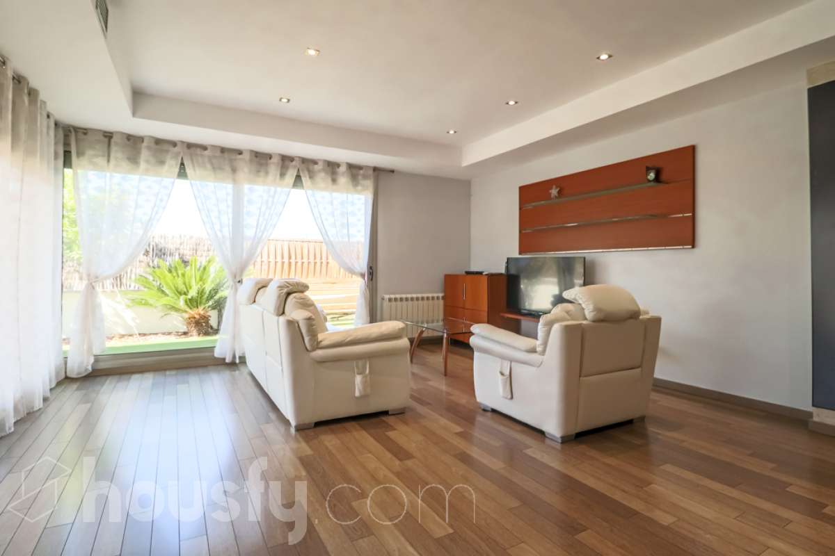 Housfy vende 🏡 magnífico chalet en Vilafranca del Penedès, con piscina situado en el barrio exclusivo residencial del Pla del Diable! Con un diseño exclusivo y moderno esta vivienda de 290m² cumple con todos los requisitos y comodidades para vivir en la casa de tus sueños. Dispone de 290 metros construidos . Construido en el año: 2007. Distribución de estancias -Salón-comedor -8 Dormitorios -3 Baños -Cocina equipada Características específicas -Armario -Trastero -Calefacción -Balcón -Terraza -Patio -Vistas a la ciudad -Piscina privada -Jardín privado -1 Plaza de garaje Zona y entorno Respecto a la ubicación, se sitúa en Vilafranca del Penedès, municipio de Barcelona. Esta propiedad se encuentra cerca de transporte público, colegios, supermercados y farmacias. Aviso legal El precio de venta no incluye gastos de la compraventa como notaría, registro, impuestos, ni tampoco honorarios agencia. Esta publicación no es vinculante. Consulta siempre la nota simple con Housfy antes de formalizar la compraventa. Sobre nosotros Housfy es la plataforma integral de servicios inmobiliarios. Nuestra combinación de expertos y tecnología pone al alcance de todo el mundo servicios cómodos, claros y seguros. AICAT número: 7922. Nos encargamos de la gestión y asesoramiento de la compra. ¡Olvídate de todo! Hacemos los trámites por ti. Y, si además necesitas financiación, ponemos a tu disposición un bróker hipotecario para ayudarte a conseguir las mejores condiciones para tu perfil económico. ¿Quieres visitarla? Contacta con Housfy y agenda tu visita sin compromiso. Más información en: housfy.com-23