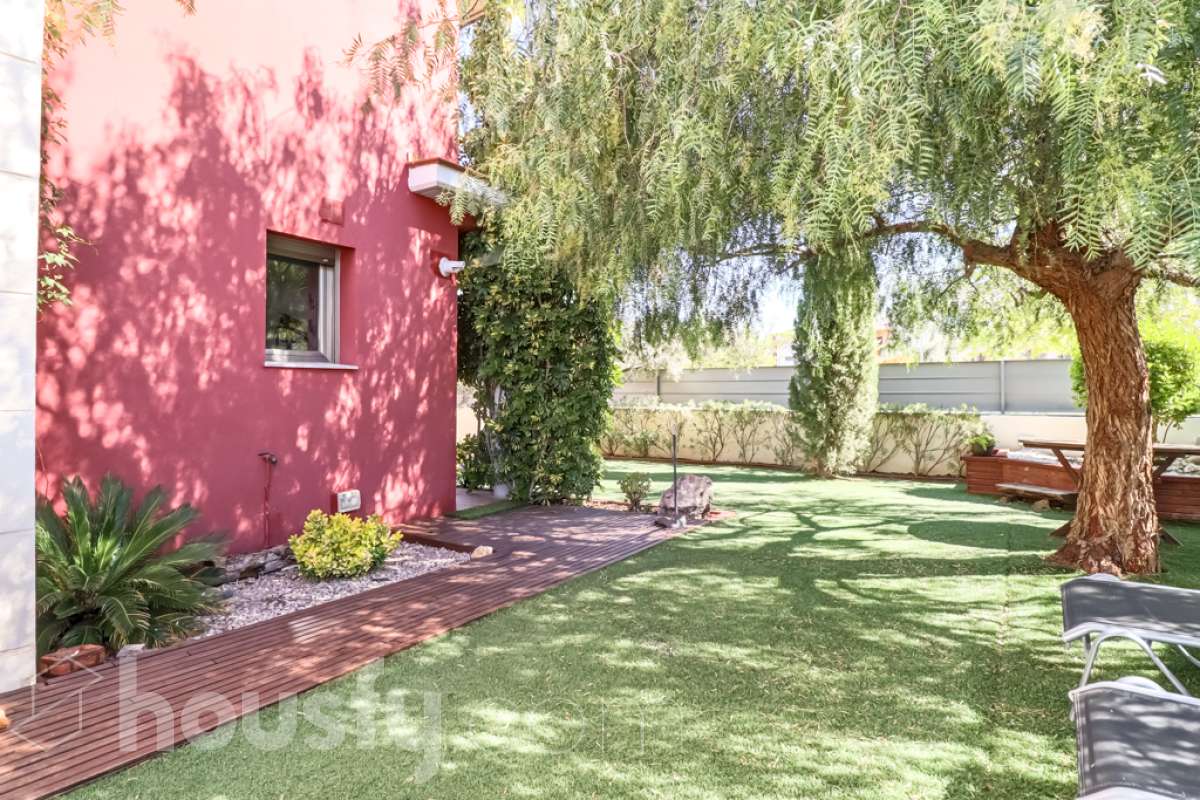 Housfy vende 🏡 magnífico chalet en Vilafranca del Penedès, con piscina situado en el barrio exclusivo residencial del Pla del Diable! Con un diseño exclusivo y moderno esta vivienda de 290m² cumple con todos los requisitos y comodidades para vivir en la casa de tus sueños. Dispone de 290 metros construidos . Construido en el año: 2007. Distribución de estancias -Salón-comedor -8 Dormitorios -3 Baños -Cocina equipada Características específicas -Armario -Trastero -Calefacción -Balcón -Terraza -Patio -Vistas a la ciudad -Piscina privada -Jardín privado -1 Plaza de garaje Zona y entorno Respecto a la ubicación, se sitúa en Vilafranca del Penedès, municipio de Barcelona. Esta propiedad se encuentra cerca de transporte público, colegios, supermercados y farmacias. Aviso legal El precio de venta no incluye gastos de la compraventa como notaría, registro, impuestos, ni tampoco honorarios agencia. Esta publicación no es vinculante. Consulta siempre la nota simple con Housfy antes de formalizar la compraventa. Sobre nosotros Housfy es la plataforma integral de servicios inmobiliarios. Nuestra combinación de expertos y tecnología pone al alcance de todo el mundo servicios cómodos, claros y seguros. AICAT número: 7922. Nos encargamos de la gestión y asesoramiento de la compra. ¡Olvídate de todo! Hacemos los trámites por ti. Y, si además necesitas financiación, ponemos a tu disposición un bróker hipotecario para ayudarte a conseguir las mejores condiciones para tu perfil económico. ¿Quieres visitarla? Contacta con Housfy y agenda tu visita sin compromiso. Más información en: housfy.com-15