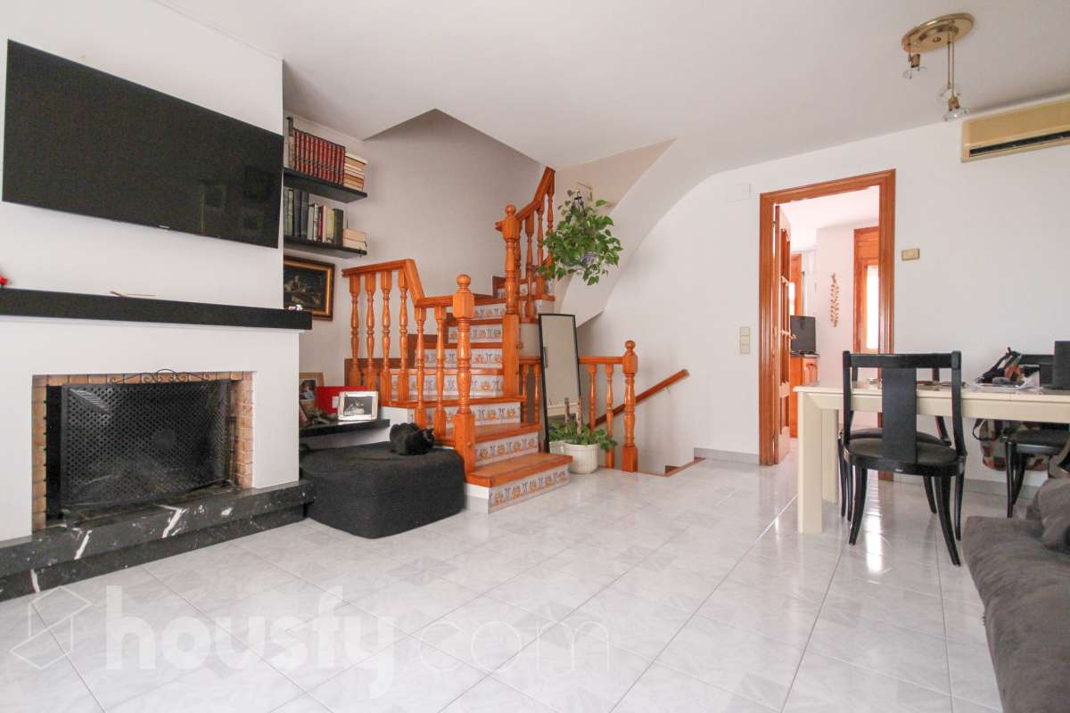 Exclusiva casa con jardín privado, 4 dormitorios, garaje y vistas en Sant Cugat-2