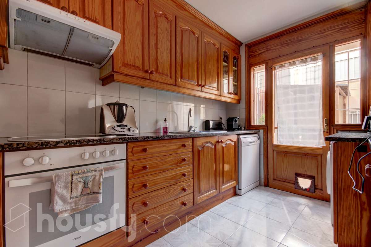 Exclusiva casa con jardín privado, 4 dormitorios, garaje y vistas en Sant Cugat-6