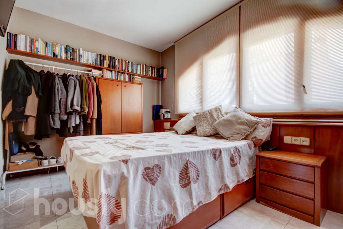 Exclusiva casa con jardín privado, 4 dormitorios, garaje y vistas en Sant Cugat-11