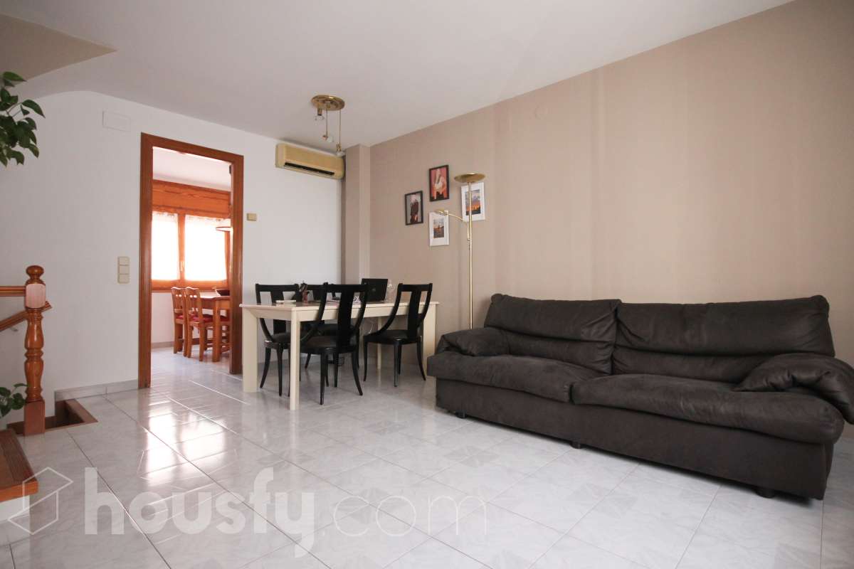 Exclusiva casa con jardín privado, 4 dormitorios, garaje y vistas en Sant Cugat-3