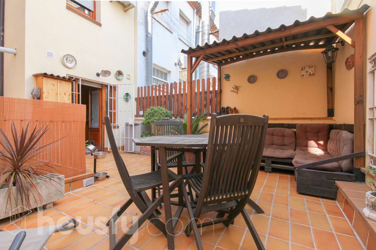 Exclusiva casa con jardín privado, 4 dormitorios, garaje y vistas en Sant Cugat