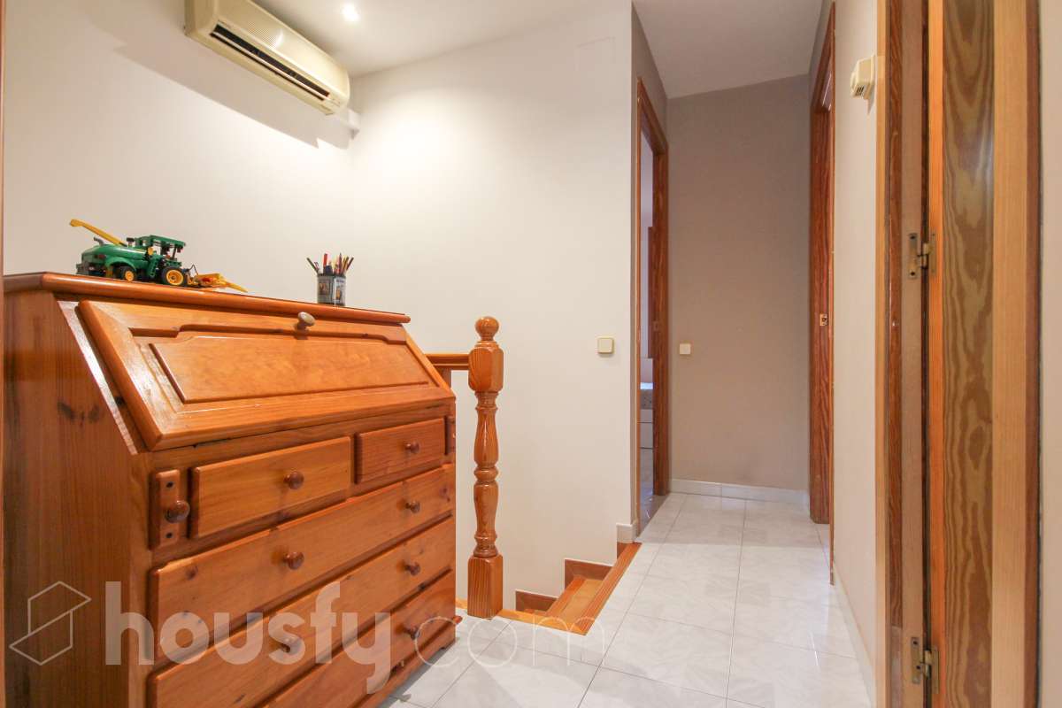 Exclusiva casa con jardín privado, 4 dormitorios, garaje y vistas en Sant Cugat-17