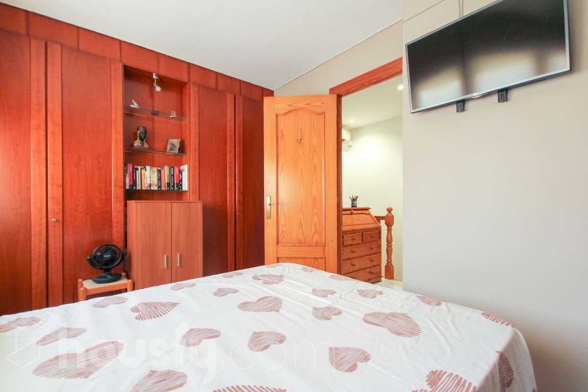 Exclusiva casa con jardín privado, 4 dormitorios, garaje y vistas en Sant Cugat-12