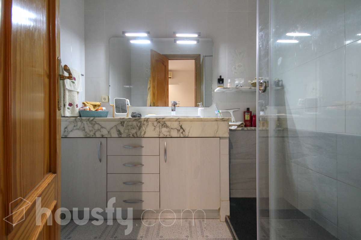 Exclusiva casa con jardín privado, 4 dormitorios, garaje y vistas en Sant Cugat-13