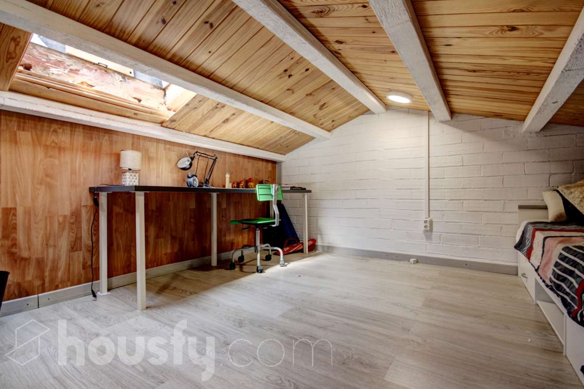 Exclusiva casa con jardín privado, 4 dormitorios, garaje y vistas en Sant Cugat-16
