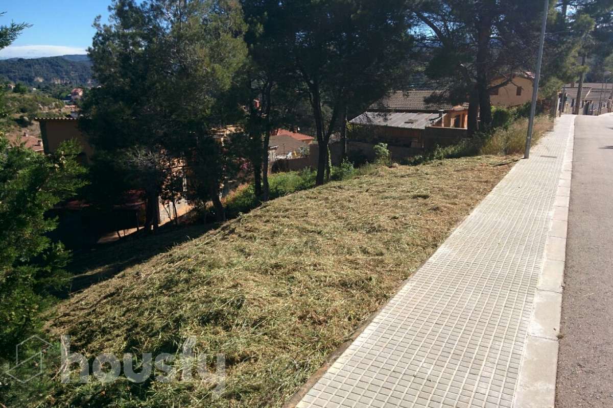 Housfy vende 🏡ESTUPENDO SOLAR EN MONISTROL DE MONTSERRAT CON ESPECTACULARES VISTAS A MONTSERRAT. Presentamos este magnífico solar, ubicado en una excelente zona de Monistrol de Montserrat, que destaca por sus privilegiadas vistas a la emblemática montaña de Montserrat y por su entorno tranquilo y natural. Una oportunidad ideal para construir la vivienda unifamiliar que siempre ha imaginado, disfrutando de un entorno residencial con todos los servicios al alcance y una excelente conexión con las principales poblaciones del entorno. Si busca calidad de vida, naturaleza y un lugar donde desarrollar un proyecto de hogar a medida, este terreno reúne las condiciones perfectas para hacerlo realidad. Características urbanísticas: • Calificación urbanística: Zona Ciudad Jardín (Clave 5b). • 248m2 útiles (verificados con la Dirección General de Catastro). • Posibilidad de construir una vivienda unifamiliar aislada. • Edificabilidad máxima: 0,60 m² techo/m² suelo. • Ocupación máxima: 35% de la superficie de la parcela. • Altura permitida: planta baja más dos plantas piso (PB+2). • Posibilidad de construir un garaje como edificación auxiliar, con una ocupación máxima del 4%. • Consultar siempre con ayuntamiento. No deje pasar esta excelente oportunidad de inversión o de construir la casa de sus sueños en un enclave privilegiado. Para concertar una visita o solicitar más información, estaremos encantados de atenderle. Aviso legal El precio de venta no incluye gastos de la compraventa como notaría, registro, impuestos, ni tampoco honorarios agencia. Esta publicación no es vinculante. Consulta siempre la nota simple con Housfy antes de formalizar la compraventa. Sobre nosotros Housfy es la plataforma integral de servicios inmobiliarios. Nuestra combinación de expertos y tecnología pone al alcance de todo el mundo servicios cómodos, claros y seguros. AICAT número: 7922. Nos encargamos de la gestión y asesoramiento de la compra. ¡Olvídate de todo! Hacemos los trámites por ti. Y, si además necesitas financiación, ponemos a tu disposición un bróker hipotecario para ayudarte a conseguir las mejores condiciones para tu perfil económico. ¿Quieres visitarla? Contacta con Housfy y agenda tu visita sin compromiso. Más información en: housfy.com En cumplimiento de la Ley 8/2026 en Cataluña, el certificado de presencia o ausencia de amianto se encuentra en proceso de tramitación.-2