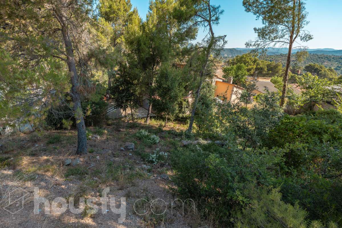 Housfy vende 🏡ESTUPENDO SOLAR EN MONISTROL DE MONTSERRAT CON ESPECTACULARES VISTAS A MONTSERRAT. Presentamos este magnífico solar, ubicado en una excelente zona de Monistrol de Montserrat, que destaca por sus privilegiadas vistas a la emblemática montaña de Montserrat y por su entorno tranquilo y natural. Una oportunidad ideal para construir la vivienda unifamiliar que siempre ha imaginado, disfrutando de un entorno residencial con todos los servicios al alcance y una excelente conexión con las principales poblaciones del entorno. Si busca calidad de vida, naturaleza y un lugar donde desarrollar un proyecto de hogar a medida, este terreno reúne las condiciones perfectas para hacerlo realidad. Características urbanísticas: • Calificación urbanística: Zona Ciudad Jardín (Clave 5b). • 248m2 útiles (verificados con la Dirección General de Catastro). • Posibilidad de construir una vivienda unifamiliar aislada. • Edificabilidad máxima: 0,60 m² techo/m² suelo. • Ocupación máxima: 35% de la superficie de la parcela. • Altura permitida: planta baja más dos plantas piso (PB+2). • Posibilidad de construir un garaje como edificación auxiliar, con una ocupación máxima del 4%. • Consultar siempre con ayuntamiento. No deje pasar esta excelente oportunidad de inversión o de construir la casa de sus sueños en un enclave privilegiado. Para concertar una visita o solicitar más información, estaremos encantados de atenderle. Aviso legal El precio de venta no incluye gastos de la compraventa como notaría, registro, impuestos, ni tampoco honorarios agencia. Esta publicación no es vinculante. Consulta siempre la nota simple con Housfy antes de formalizar la compraventa. Sobre nosotros Housfy es la plataforma integral de servicios inmobiliarios. Nuestra combinación de expertos y tecnología pone al alcance de todo el mundo servicios cómodos, claros y seguros. AICAT número: 7922. Nos encargamos de la gestión y asesoramiento de la compra. ¡Olvídate de todo! Hacemos los trámites por ti. Y, si además necesitas financiación, ponemos a tu disposición un bróker hipotecario para ayudarte a conseguir las mejores condiciones para tu perfil económico. ¿Quieres visitarla? Contacta con Housfy y agenda tu visita sin compromiso. Más información en: housfy.com En cumplimiento de la Ley 8/2026 en Cataluña, el certificado de presencia o ausencia de amianto se encuentra en proceso de tramitación.-19