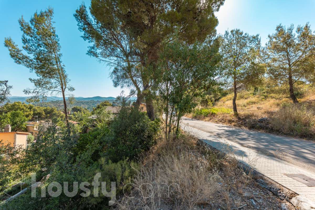 Housfy vende 🏡ESTUPENDO SOLAR EN MONISTROL DE MONTSERRAT CON ESPECTACULARES VISTAS A MONTSERRAT. Presentamos este magnífico solar, ubicado en una excelente zona de Monistrol de Montserrat, que destaca por sus privilegiadas vistas a la emblemática montaña de Montserrat y por su entorno tranquilo y natural. Una oportunidad ideal para construir la vivienda unifamiliar que siempre ha imaginado, disfrutando de un entorno residencial con todos los servicios al alcance y una excelente conexión con las principales poblaciones del entorno. Si busca calidad de vida, naturaleza y un lugar donde desarrollar un proyecto de hogar a medida, este terreno reúne las condiciones perfectas para hacerlo realidad. Características urbanísticas: • Calificación urbanística: Zona Ciudad Jardín (Clave 5b). • 248m2 útiles (verificados con la Dirección General de Catastro). • Posibilidad de construir una vivienda unifamiliar aislada. • Edificabilidad máxima: 0,60 m² techo/m² suelo. • Ocupación máxima: 35% de la superficie de la parcela. • Altura permitida: planta baja más dos plantas piso (PB+2). • Posibilidad de construir un garaje como edificación auxiliar, con una ocupación máxima del 4%. • Consultar siempre con ayuntamiento. No deje pasar esta excelente oportunidad de inversión o de construir la casa de sus sueños en un enclave privilegiado. Para concertar una visita o solicitar más información, estaremos encantados de atenderle. Aviso legal El precio de venta no incluye gastos de la compraventa como notaría, registro, impuestos, ni tampoco honorarios agencia. Esta publicación no es vinculante. Consulta siempre la nota simple con Housfy antes de formalizar la compraventa. Sobre nosotros Housfy es la plataforma integral de servicios inmobiliarios. Nuestra combinación de expertos y tecnología pone al alcance de todo el mundo servicios cómodos, claros y seguros. AICAT número: 7922. Nos encargamos de la gestión y asesoramiento de la compra. ¡Olvídate de todo! Hacemos los trámites por ti. Y, si además necesitas financiación, ponemos a tu disposición un bróker hipotecario para ayudarte a conseguir las mejores condiciones para tu perfil económico. ¿Quieres visitarla? Contacta con Housfy y agenda tu visita sin compromiso. Más información en: housfy.com En cumplimiento de la Ley 8/2026 en Cataluña, el certificado de presencia o ausencia de amianto se encuentra en proceso de tramitación.-9