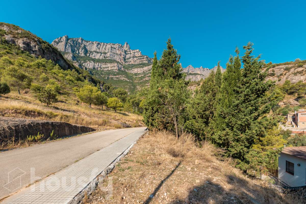 Housfy vende 🏡ESTUPENDO SOLAR EN MONISTROL DE MONTSERRAT CON ESPECTACULARES VISTAS A MONTSERRAT. Presentamos este magnífico solar, ubicado en una excelente zona de Monistrol de Montserrat, que destaca por sus privilegiadas vistas a la emblemática montaña de Montserrat y por su entorno tranquilo y natural. Una oportunidad ideal para construir la vivienda unifamiliar que siempre ha imaginado, disfrutando de un entorno residencial con todos los servicios al alcance y una excelente conexión con las principales poblaciones del entorno. Si busca calidad de vida, naturaleza y un lugar donde desarrollar un proyecto de hogar a medida, este terreno reúne las condiciones perfectas para hacerlo realidad. Características urbanísticas: • Calificación urbanística: Zona Ciudad Jardín (Clave 5b). • 248m2 útiles (verificados con la Dirección General de Catastro). • Posibilidad de construir una vivienda unifamiliar aislada. • Edificabilidad máxima: 0,60 m² techo/m² suelo. • Ocupación máxima: 35% de la superficie de la parcela. • Altura permitida: planta baja más dos plantas piso (PB+2). • Posibilidad de construir un garaje como edificación auxiliar, con una ocupación máxima del 4%. • Consultar siempre con ayuntamiento. No deje pasar esta excelente oportunidad de inversión o de construir la casa de sus sueños en un enclave privilegiado. Para concertar una visita o solicitar más información, estaremos encantados de atenderle. Aviso legal El precio de venta no incluye gastos de la compraventa como notaría, registro, impuestos, ni tampoco honorarios agencia. Esta publicación no es vinculante. Consulta siempre la nota simple con Housfy antes de formalizar la compraventa. Sobre nosotros Housfy es la plataforma integral de servicios inmobiliarios. Nuestra combinación de expertos y tecnología pone al alcance de todo el mundo servicios cómodos, claros y seguros. AICAT número: 7922. Nos encargamos de la gestión y asesoramiento de la compra. ¡Olvídate de todo! Hacemos los trámites por ti. Y, si además necesitas financiación, ponemos a tu disposición un bróker hipotecario para ayudarte a conseguir las mejores condiciones para tu perfil económico. ¿Quieres visitarla? Contacta con Housfy y agenda tu visita sin compromiso. Más información en: housfy.com En cumplimiento de la Ley 8/2026 en Cataluña, el certificado de presencia o ausencia de amianto se encuentra en proceso de tramitación.-10
