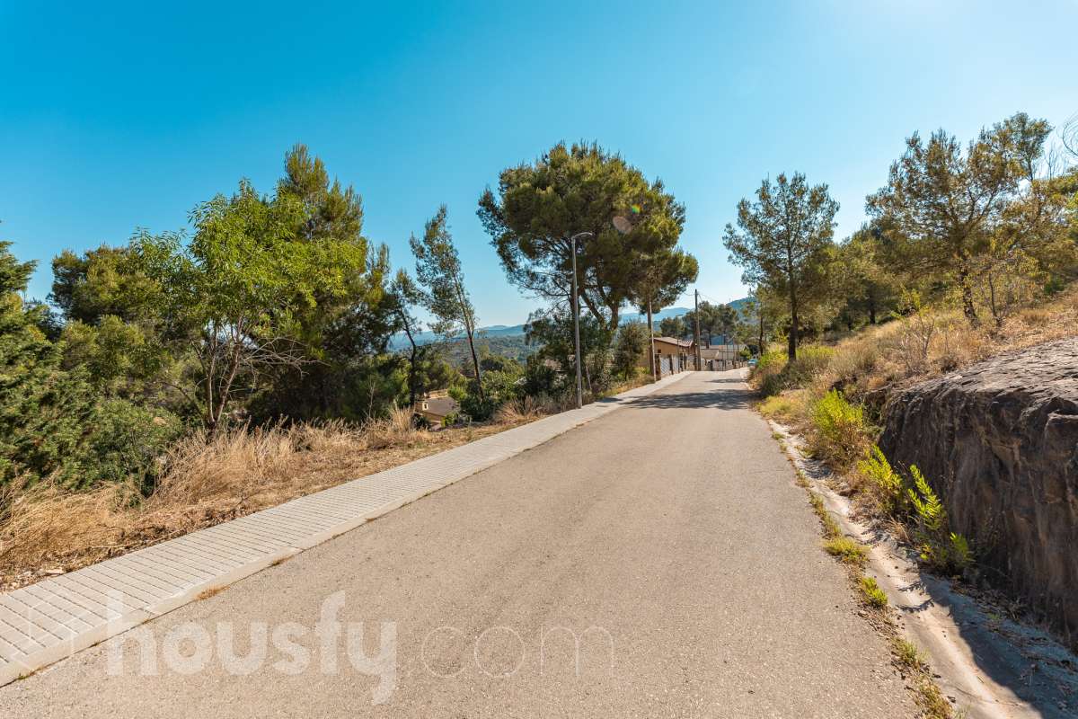 Housfy vende 🏡ESTUPENDO SOLAR EN MONISTROL DE MONTSERRAT CON ESPECTACULARES VISTAS A MONTSERRAT. Presentamos este magnífico solar, ubicado en una excelente zona de Monistrol de Montserrat, que destaca por sus privilegiadas vistas a la emblemática montaña de Montserrat y por su entorno tranquilo y natural. Una oportunidad ideal para construir la vivienda unifamiliar que siempre ha imaginado, disfrutando de un entorno residencial con todos los servicios al alcance y una excelente conexión con las principales poblaciones del entorno. Si busca calidad de vida, naturaleza y un lugar donde desarrollar un proyecto de hogar a medida, este terreno reúne las condiciones perfectas para hacerlo realidad. Características urbanísticas: • Calificación urbanística: Zona Ciudad Jardín (Clave 5b). • 248m2 útiles (verificados con la Dirección General de Catastro). • Posibilidad de construir una vivienda unifamiliar aislada. • Edificabilidad máxima: 0,60 m² techo/m² suelo. • Ocupación máxima: 35% de la superficie de la parcela. • Altura permitida: planta baja más dos plantas piso (PB+2). • Posibilidad de construir un garaje como edificación auxiliar, con una ocupación máxima del 4%. • Consultar siempre con ayuntamiento. No deje pasar esta excelente oportunidad de inversión o de construir la casa de sus sueños en un enclave privilegiado. Para concertar una visita o solicitar más información, estaremos encantados de atenderle. Aviso legal El precio de venta no incluye gastos de la compraventa como notaría, registro, impuestos, ni tampoco honorarios agencia. Esta publicación no es vinculante. Consulta siempre la nota simple con Housfy antes de formalizar la compraventa. Sobre nosotros Housfy es la plataforma integral de servicios inmobiliarios. Nuestra combinación de expertos y tecnología pone al alcance de todo el mundo servicios cómodos, claros y seguros. AICAT número: 7922. Nos encargamos de la gestión y asesoramiento de la compra. ¡Olvídate de todo! Hacemos los trámites por ti. Y, si además necesitas financiación, ponemos a tu disposición un bróker hipotecario para ayudarte a conseguir las mejores condiciones para tu perfil económico. ¿Quieres visitarla? Contacta con Housfy y agenda tu visita sin compromiso. Más información en: housfy.com En cumplimiento de la Ley 8/2026 en Cataluña, el certificado de presencia o ausencia de amianto se encuentra en proceso de tramitación.-14