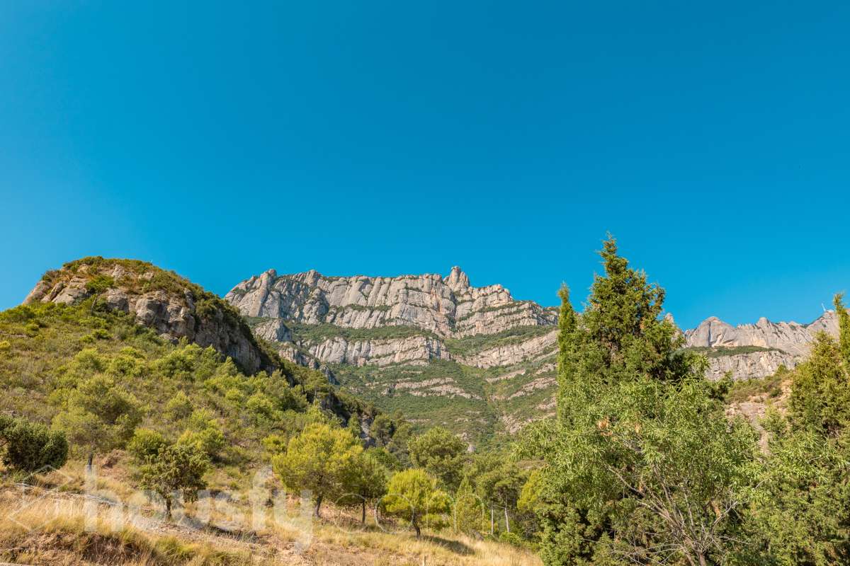 Housfy vende 🏡ESTUPENDO SOLAR EN MONISTROL DE MONTSERRAT CON ESPECTACULARES VISTAS A MONTSERRAT. Presentamos este magnífico solar, ubicado en una excelente zona de Monistrol de Montserrat, que destaca por sus privilegiadas vistas a la emblemática montaña de Montserrat y por su entorno tranquilo y natural. Una oportunidad ideal para construir la vivienda unifamiliar que siempre ha imaginado, disfrutando de un entorno residencial con todos los servicios al alcance y una excelente conexión con las principales poblaciones del entorno. Si busca calidad de vida, naturaleza y un lugar donde desarrollar un proyecto de hogar a medida, este terreno reúne las condiciones perfectas para hacerlo realidad. Características urbanísticas: • Calificación urbanística: Zona Ciudad Jardín (Clave 5b). • 248m2 útiles (verificados con la Dirección General de Catastro). • Posibilidad de construir una vivienda unifamiliar aislada. • Edificabilidad máxima: 0,60 m² techo/m² suelo. • Ocupación máxima: 35% de la superficie de la parcela. • Altura permitida: planta baja más dos plantas piso (PB+2). • Posibilidad de construir un garaje como edificación auxiliar, con una ocupación máxima del 4%. • Consultar siempre con ayuntamiento. No deje pasar esta excelente oportunidad de inversión o de construir la casa de sus sueños en un enclave privilegiado. Para concertar una visita o solicitar más información, estaremos encantados de atenderle. Aviso legal El precio de venta no incluye gastos de la compraventa como notaría, registro, impuestos, ni tampoco honorarios agencia. Esta publicación no es vinculante. Consulta siempre la nota simple con Housfy antes de formalizar la compraventa. Sobre nosotros Housfy es la plataforma integral de servicios inmobiliarios. Nuestra combinación de expertos y tecnología pone al alcance de todo el mundo servicios cómodos, claros y seguros. AICAT número: 7922. Nos encargamos de la gestión y asesoramiento de la compra. ¡Olvídate de todo! Hacemos los trámites por ti. Y, si además necesitas financiación, ponemos a tu disposición un bróker hipotecario para ayudarte a conseguir las mejores condiciones para tu perfil económico. ¿Quieres visitarla? Contacta con Housfy y agenda tu visita sin compromiso. Más información en: housfy.com En cumplimiento de la Ley 8/2026 en Cataluña, el certificado de presencia o ausencia de amianto se encuentra en proceso de tramitación.-15