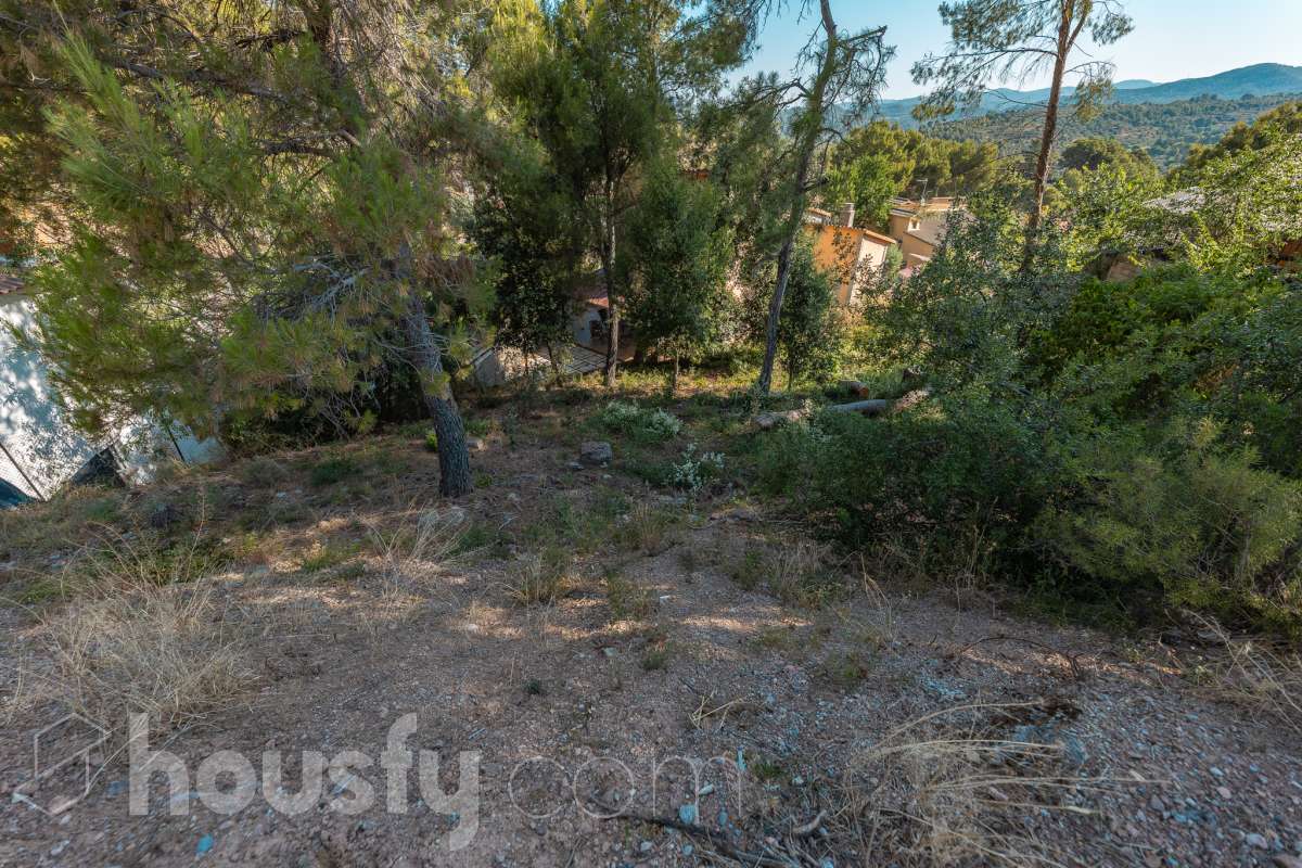 Housfy vende 🏡ESTUPENDO SOLAR EN MONISTROL DE MONTSERRAT CON ESPECTACULARES VISTAS A MONTSERRAT. Presentamos este magnífico solar, ubicado en una excelente zona de Monistrol de Montserrat, que destaca por sus privilegiadas vistas a la emblemática montaña de Montserrat y por su entorno tranquilo y natural. Una oportunidad ideal para construir la vivienda unifamiliar que siempre ha imaginado, disfrutando de un entorno residencial con todos los servicios al alcance y una excelente conexión con las principales poblaciones del entorno. Si busca calidad de vida, naturaleza y un lugar donde desarrollar un proyecto de hogar a medida, este terreno reúne las condiciones perfectas para hacerlo realidad. Características urbanísticas: • Calificación urbanística: Zona Ciudad Jardín (Clave 5b). • 248m2 útiles (verificados con la Dirección General de Catastro). • Posibilidad de construir una vivienda unifamiliar aislada. • Edificabilidad máxima: 0,60 m² techo/m² suelo. • Ocupación máxima: 35% de la superficie de la parcela. • Altura permitida: planta baja más dos plantas piso (PB+2). • Posibilidad de construir un garaje como edificación auxiliar, con una ocupación máxima del 4%. • Consultar siempre con ayuntamiento. No deje pasar esta excelente oportunidad de inversión o de construir la casa de sus sueños en un enclave privilegiado. Para concertar una visita o solicitar más información, estaremos encantados de atenderle. Aviso legal El precio de venta no incluye gastos de la compraventa como notaría, registro, impuestos, ni tampoco honorarios agencia. Esta publicación no es vinculante. Consulta siempre la nota simple con Housfy antes de formalizar la compraventa. Sobre nosotros Housfy es la plataforma integral de servicios inmobiliarios. Nuestra combinación de expertos y tecnología pone al alcance de todo el mundo servicios cómodos, claros y seguros. AICAT número: 7922. Nos encargamos de la gestión y asesoramiento de la compra. ¡Olvídate de todo! Hacemos los trámites por ti. Y, si además necesitas financiación, ponemos a tu disposición un bróker hipotecario para ayudarte a conseguir las mejores condiciones para tu perfil económico. ¿Quieres visitarla? Contacta con Housfy y agenda tu visita sin compromiso. Más información en: housfy.com En cumplimiento de la Ley 8/2026 en Cataluña, el certificado de presencia o ausencia de amianto se encuentra en proceso de tramitación.-8