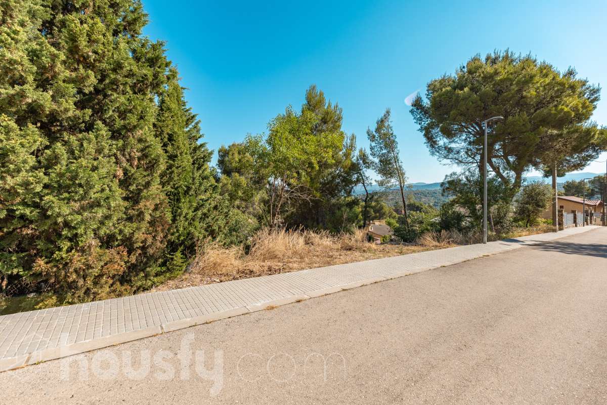 Housfy vende 🏡ESTUPENDO SOLAR EN MONISTROL DE MONTSERRAT CON ESPECTACULARES VISTAS A MONTSERRAT. Presentamos este magnífico solar, ubicado en una excelente zona de Monistrol de Montserrat, que destaca por sus privilegiadas vistas a la emblemática montaña de Montserrat y por su entorno tranquilo y natural. Una oportunidad ideal para construir la vivienda unifamiliar que siempre ha imaginado, disfrutando de un entorno residencial con todos los servicios al alcance y una excelente conexión con las principales poblaciones del entorno. Si busca calidad de vida, naturaleza y un lugar donde desarrollar un proyecto de hogar a medida, este terreno reúne las condiciones perfectas para hacerlo realidad. Características urbanísticas: • Calificación urbanística: Zona Ciudad Jardín (Clave 5b). • 248m2 útiles (verificados con la Dirección General de Catastro). • Posibilidad de construir una vivienda unifamiliar aislada. • Edificabilidad máxima: 0,60 m² techo/m² suelo. • Ocupación máxima: 35% de la superficie de la parcela. • Altura permitida: planta baja más dos plantas piso (PB+2). • Posibilidad de construir un garaje como edificación auxiliar, con una ocupación máxima del 4%. • Consultar siempre con ayuntamiento. No deje pasar esta excelente oportunidad de inversión o de construir la casa de sus sueños en un enclave privilegiado. Para concertar una visita o solicitar más información, estaremos encantados de atenderle. Aviso legal El precio de venta no incluye gastos de la compraventa como notaría, registro, impuestos, ni tampoco honorarios agencia. Esta publicación no es vinculante. Consulta siempre la nota simple con Housfy antes de formalizar la compraventa. Sobre nosotros Housfy es la plataforma integral de servicios inmobiliarios. Nuestra combinación de expertos y tecnología pone al alcance de todo el mundo servicios cómodos, claros y seguros. AICAT número: 7922. Nos encargamos de la gestión y asesoramiento de la compra. ¡Olvídate de todo! Hacemos los trámites por ti. Y, si además necesitas financiación, ponemos a tu disposición un bróker hipotecario para ayudarte a conseguir las mejores condiciones para tu perfil económico. ¿Quieres visitarla? Contacta con Housfy y agenda tu visita sin compromiso. Más información en: housfy.com En cumplimiento de la Ley 8/2026 en Cataluña, el certificado de presencia o ausencia de amianto se encuentra en proceso de tramitación.-13