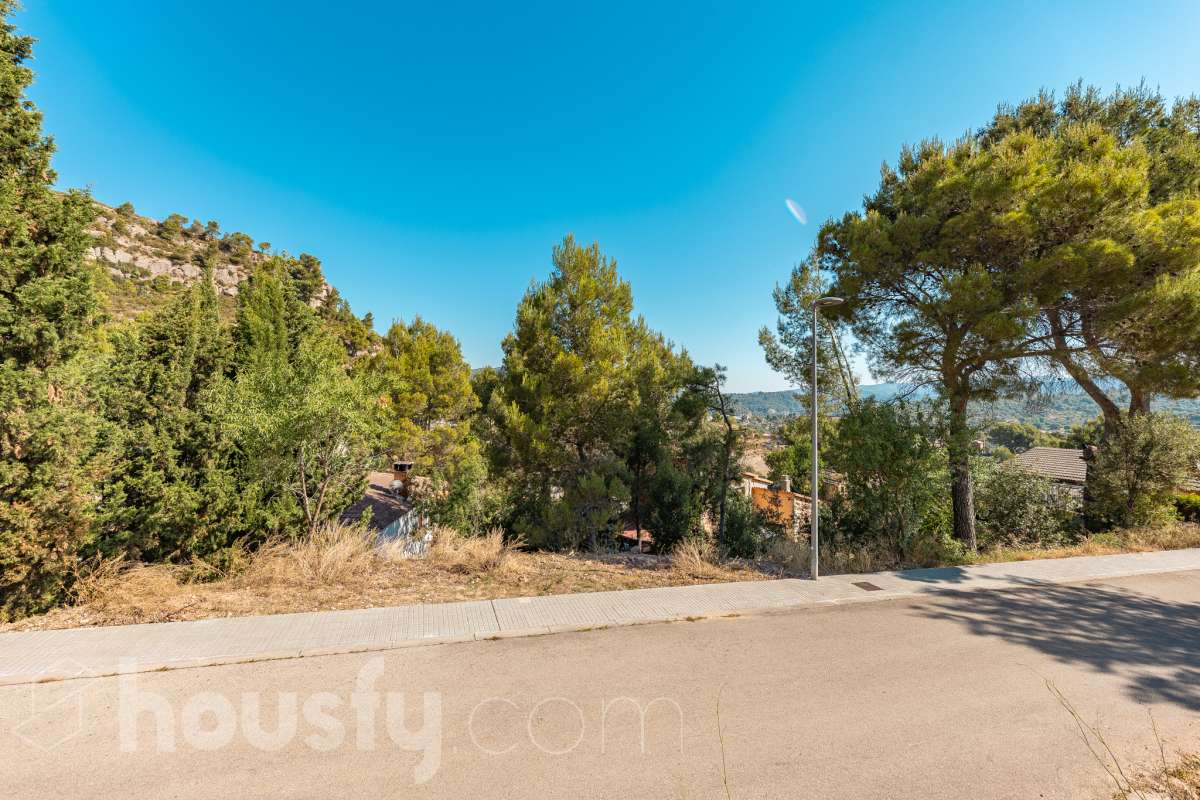 Housfy vende 🏡ESTUPENDO SOLAR EN MONISTROL DE MONTSERRAT CON ESPECTACULARES VISTAS A MONTSERRAT. Presentamos este magnífico solar, ubicado en una excelente zona de Monistrol de Montserrat, que destaca por sus privilegiadas vistas a la emblemática montaña de Montserrat y por su entorno tranquilo y natural. Una oportunidad ideal para construir la vivienda unifamiliar que siempre ha imaginado, disfrutando de un entorno residencial con todos los servicios al alcance y una excelente conexión con las principales poblaciones del entorno. Si busca calidad de vida, naturaleza y un lugar donde desarrollar un proyecto de hogar a medida, este terreno reúne las condiciones perfectas para hacerlo realidad. Características urbanísticas: • Calificación urbanística: Zona Ciudad Jardín (Clave 5b). • 248m2 útiles (verificados con la Dirección General de Catastro). • Posibilidad de construir una vivienda unifamiliar aislada. • Edificabilidad máxima: 0,60 m² techo/m² suelo. • Ocupación máxima: 35% de la superficie de la parcela. • Altura permitida: planta baja más dos plantas piso (PB+2). • Posibilidad de construir un garaje como edificación auxiliar, con una ocupación máxima del 4%. • Consultar siempre con ayuntamiento. No deje pasar esta excelente oportunidad de inversión o de construir la casa de sus sueños en un enclave privilegiado. Para concertar una visita o solicitar más información, estaremos encantados de atenderle. Aviso legal El precio de venta no incluye gastos de la compraventa como notaría, registro, impuestos, ni tampoco honorarios agencia. Esta publicación no es vinculante. Consulta siempre la nota simple con Housfy antes de formalizar la compraventa. Sobre nosotros Housfy es la plataforma integral de servicios inmobiliarios. Nuestra combinación de expertos y tecnología pone al alcance de todo el mundo servicios cómodos, claros y seguros. AICAT número: 7922. Nos encargamos de la gestión y asesoramiento de la compra. ¡Olvídate de todo! Hacemos los trámites por ti. Y, si además necesitas financiación, ponemos a tu disposición un bróker hipotecario para ayudarte a conseguir las mejores condiciones para tu perfil económico. ¿Quieres visitarla? Contacta con Housfy y agenda tu visita sin compromiso. Más información en: housfy.com En cumplimiento de la Ley 8/2026 en Cataluña, el certificado de presencia o ausencia de amianto se encuentra en proceso de tramitación.-16