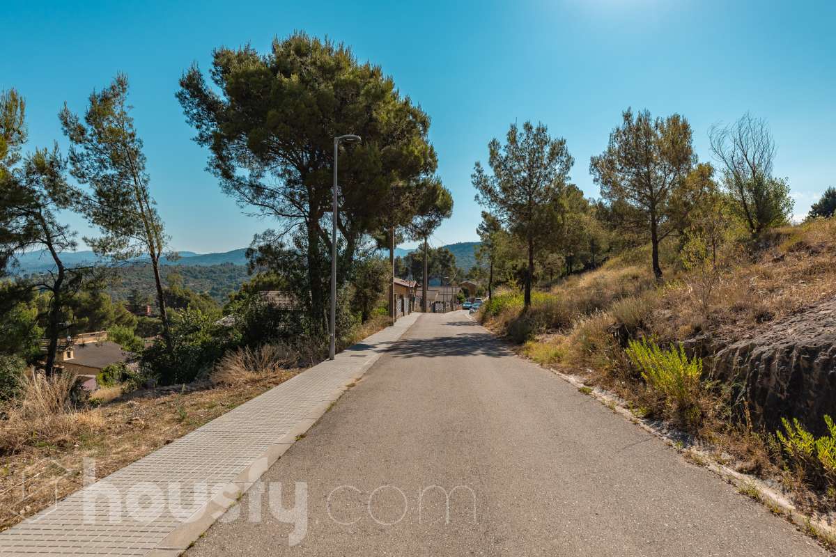 Housfy vende 🏡ESTUPENDO SOLAR EN MONISTROL DE MONTSERRAT CON ESPECTACULARES VISTAS A MONTSERRAT. Presentamos este magnífico solar, ubicado en una excelente zona de Monistrol de Montserrat, que destaca por sus privilegiadas vistas a la emblemática montaña de Montserrat y por su entorno tranquilo y natural. Una oportunidad ideal para construir la vivienda unifamiliar que siempre ha imaginado, disfrutando de un entorno residencial con todos los servicios al alcance y una excelente conexión con las principales poblaciones del entorno. Si busca calidad de vida, naturaleza y un lugar donde desarrollar un proyecto de hogar a medida, este terreno reúne las condiciones perfectas para hacerlo realidad. Características urbanísticas: • Calificación urbanística: Zona Ciudad Jardín (Clave 5b). • 248m2 útiles (verificados con la Dirección General de Catastro). • Posibilidad de construir una vivienda unifamiliar aislada. • Edificabilidad máxima: 0,60 m² techo/m² suelo. • Ocupación máxima: 35% de la superficie de la parcela. • Altura permitida: planta baja más dos plantas piso (PB+2). • Posibilidad de construir un garaje como edificación auxiliar, con una ocupación máxima del 4%. • Consultar siempre con ayuntamiento. No deje pasar esta excelente oportunidad de inversión o de construir la casa de sus sueños en un enclave privilegiado. Para concertar una visita o solicitar más información, estaremos encantados de atenderle. Aviso legal El precio de venta no incluye gastos de la compraventa como notaría, registro, impuestos, ni tampoco honorarios agencia. Esta publicación no es vinculante. Consulta siempre la nota simple con Housfy antes de formalizar la compraventa. Sobre nosotros Housfy es la plataforma integral de servicios inmobiliarios. Nuestra combinación de expertos y tecnología pone al alcance de todo el mundo servicios cómodos, claros y seguros. AICAT número: 7922. Nos encargamos de la gestión y asesoramiento de la compra. ¡Olvídate de todo! Hacemos los trámites por ti. Y, si además necesitas financiación, ponemos a tu disposición un bróker hipotecario para ayudarte a conseguir las mejores condiciones para tu perfil económico. ¿Quieres visitarla? Contacta con Housfy y agenda tu visita sin compromiso. Más información en: housfy.com En cumplimiento de la Ley 8/2026 en Cataluña, el certificado de presencia o ausencia de amianto se encuentra en proceso de tramitación.-21