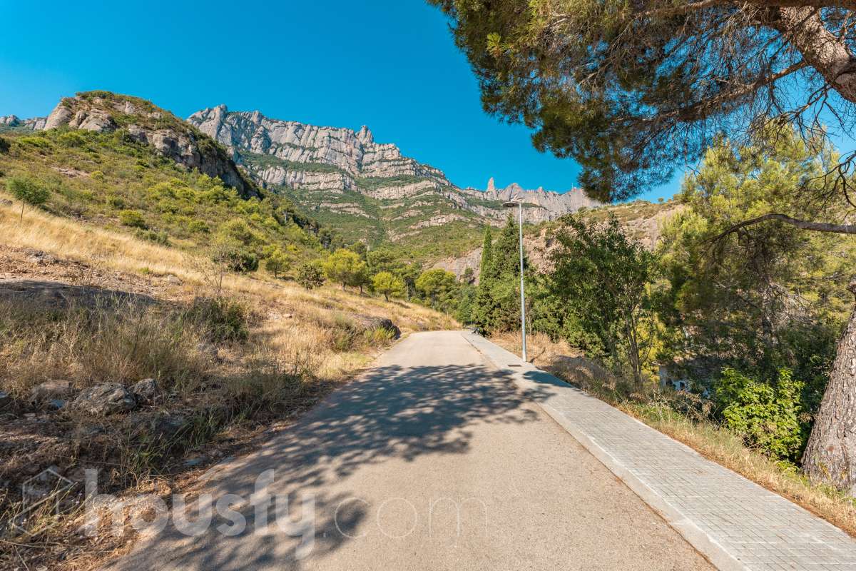 Housfy vende 🏡ESTUPENDO SOLAR EN MONISTROL DE MONTSERRAT CON ESPECTACULARES VISTAS A MONTSERRAT. Presentamos este magnífico solar, ubicado en una excelente zona de Monistrol de Montserrat, que destaca por sus privilegiadas vistas a la emblemática montaña de Montserrat y por su entorno tranquilo y natural. Una oportunidad ideal para construir la vivienda unifamiliar que siempre ha imaginado, disfrutando de un entorno residencial con todos los servicios al alcance y una excelente conexión con las principales poblaciones del entorno. Si busca calidad de vida, naturaleza y un lugar donde desarrollar un proyecto de hogar a medida, este terreno reúne las condiciones perfectas para hacerlo realidad. Características urbanísticas: • Calificación urbanística: Zona Ciudad Jardín (Clave 5b). • 248m2 útiles (verificados con la Dirección General de Catastro). • Posibilidad de construir una vivienda unifamiliar aislada. • Edificabilidad máxima: 0,60 m² techo/m² suelo. • Ocupación máxima: 35% de la superficie de la parcela. • Altura permitida: planta baja más dos plantas piso (PB+2). • Posibilidad de construir un garaje como edificación auxiliar, con una ocupación máxima del 4%. • Consultar siempre con ayuntamiento. No deje pasar esta excelente oportunidad de inversión o de construir la casa de sus sueños en un enclave privilegiado. Para concertar una visita o solicitar más información, estaremos encantados de atenderle. Aviso legal El precio de venta no incluye gastos de la compraventa como notaría, registro, impuestos, ni tampoco honorarios agencia. Esta publicación no es vinculante. Consulta siempre la nota simple con Housfy antes de formalizar la compraventa. Sobre nosotros Housfy es la plataforma integral de servicios inmobiliarios. Nuestra combinación de expertos y tecnología pone al alcance de todo el mundo servicios cómodos, claros y seguros. AICAT número: 7922. Nos encargamos de la gestión y asesoramiento de la compra. ¡Olvídate de todo! Hacemos los trámites por ti. Y, si además necesitas financiación, ponemos a tu disposición un bróker hipotecario para ayudarte a conseguir las mejores condiciones para tu perfil económico. ¿Quieres visitarla? Contacta con Housfy y agenda tu visita sin compromiso. Más información en: housfy.com En cumplimiento de la Ley 8/2026 en Cataluña, el certificado de presencia o ausencia de amianto se encuentra en proceso de tramitación.-6