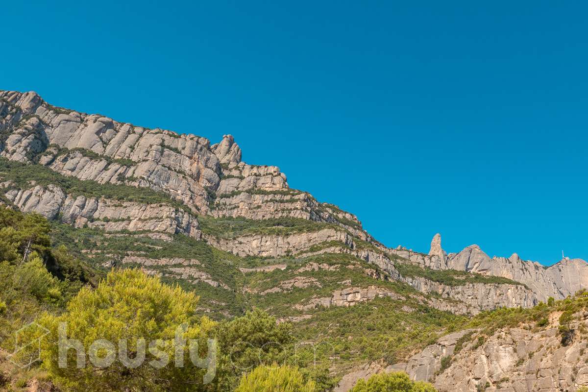 Housfy vende 🏡ESTUPENDO SOLAR EN MONISTROL DE MONTSERRAT CON ESPECTACULARES VISTAS A MONTSERRAT. Presentamos este magnífico solar, ubicado en una excelente zona de Monistrol de Montserrat, que destaca por sus privilegiadas vistas a la emblemática montaña de Montserrat y por su entorno tranquilo y natural. Una oportunidad ideal para construir la vivienda unifamiliar que siempre ha imaginado, disfrutando de un entorno residencial con todos los servicios al alcance y una excelente conexión con las principales poblaciones del entorno. Si busca calidad de vida, naturaleza y un lugar donde desarrollar un proyecto de hogar a medida, este terreno reúne las condiciones perfectas para hacerlo realidad. Características urbanísticas: • Calificación urbanística: Zona Ciudad Jardín (Clave 5b). • 248m2 útiles (verificados con la Dirección General de Catastro). • Posibilidad de construir una vivienda unifamiliar aislada. • Edificabilidad máxima: 0,60 m² techo/m² suelo. • Ocupación máxima: 35% de la superficie de la parcela. • Altura permitida: planta baja más dos plantas piso (PB+2). • Posibilidad de construir un garaje como edificación auxiliar, con una ocupación máxima del 4%. • Consultar siempre con ayuntamiento. No deje pasar esta excelente oportunidad de inversión o de construir la casa de sus sueños en un enclave privilegiado. Para concertar una visita o solicitar más información, estaremos encantados de atenderle. Aviso legal El precio de venta no incluye gastos de la compraventa como notaría, registro, impuestos, ni tampoco honorarios agencia. Esta publicación no es vinculante. Consulta siempre la nota simple con Housfy antes de formalizar la compraventa. Sobre nosotros Housfy es la plataforma integral de servicios inmobiliarios. Nuestra combinación de expertos y tecnología pone al alcance de todo el mundo servicios cómodos, claros y seguros. AICAT número: 7922. Nos encargamos de la gestión y asesoramiento de la compra. ¡Olvídate de todo! Hacemos los trámites por ti. Y, si además necesitas financiación, ponemos a tu disposición un bróker hipotecario para ayudarte a conseguir las mejores condiciones para tu perfil económico. ¿Quieres visitarla? Contacta con Housfy y agenda tu visita sin compromiso. Más información en: housfy.com En cumplimiento de la Ley 8/2026 en Cataluña, el certificado de presencia o ausencia de amianto se encuentra en proceso de tramitación.-18