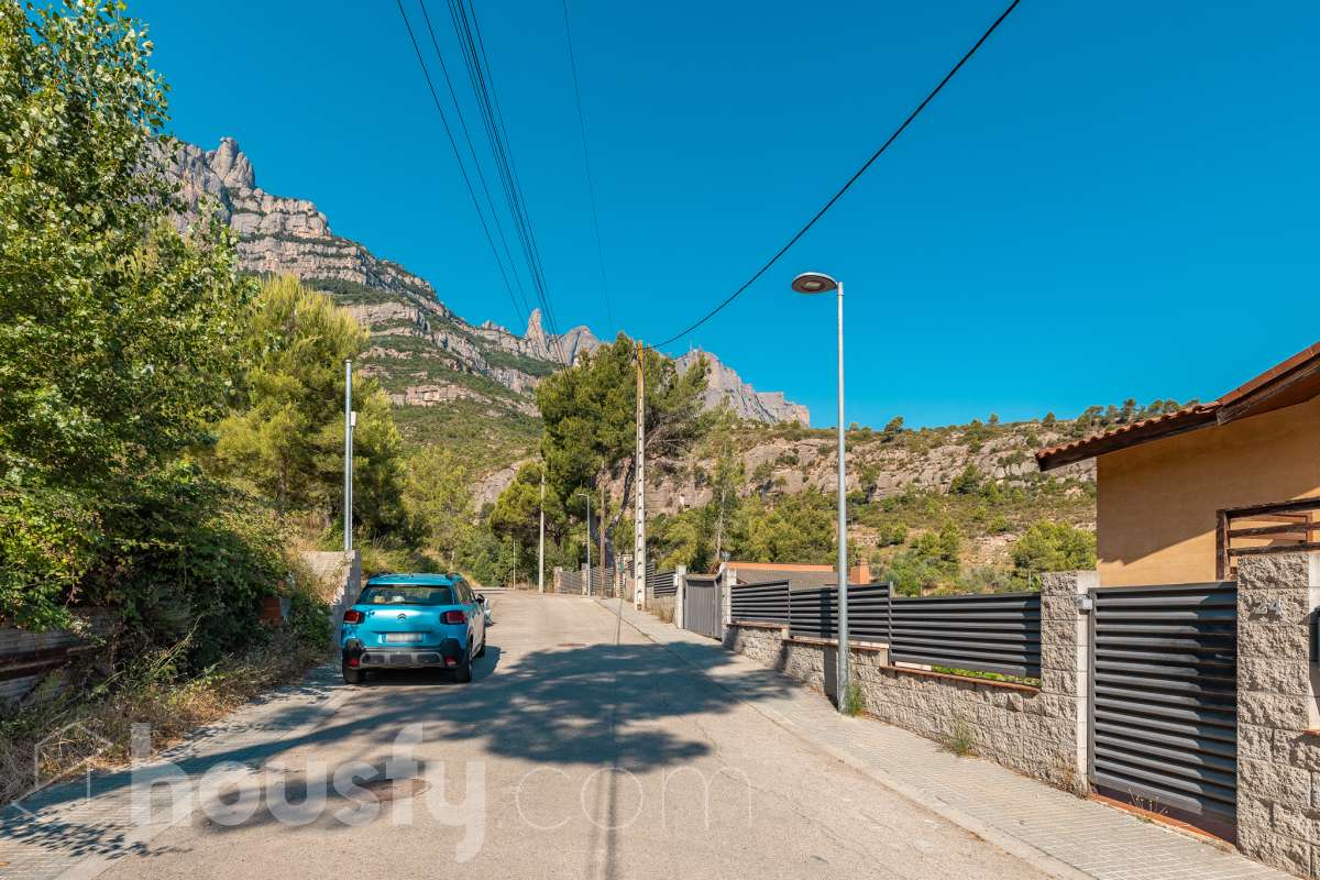 Housfy vende 🏡ESTUPENDO SOLAR EN MONISTROL DE MONTSERRAT CON ESPECTACULARES VISTAS A MONTSERRAT. Presentamos este magnífico solar, ubicado en una excelente zona de Monistrol de Montserrat, que destaca por sus privilegiadas vistas a la emblemática montaña de Montserrat y por su entorno tranquilo y natural. Una oportunidad ideal para construir la vivienda unifamiliar que siempre ha imaginado, disfrutando de un entorno residencial con todos los servicios al alcance y una excelente conexión con las principales poblaciones del entorno. Si busca calidad de vida, naturaleza y un lugar donde desarrollar un proyecto de hogar a medida, este terreno reúne las condiciones perfectas para hacerlo realidad. Características urbanísticas: • Calificación urbanística: Zona Ciudad Jardín (Clave 5b). • 248m2 útiles (verificados con la Dirección General de Catastro). • Posibilidad de construir una vivienda unifamiliar aislada. • Edificabilidad máxima: 0,60 m² techo/m² suelo. • Ocupación máxima: 35% de la superficie de la parcela. • Altura permitida: planta baja más dos plantas piso (PB+2). • Posibilidad de construir un garaje como edificación auxiliar, con una ocupación máxima del 4%. • Consultar siempre con ayuntamiento. No deje pasar esta excelente oportunidad de inversión o de construir la casa de sus sueños en un enclave privilegiado. Para concertar una visita o solicitar más información, estaremos encantados de atenderle. Aviso legal El precio de venta no incluye gastos de la compraventa como notaría, registro, impuestos, ni tampoco honorarios agencia. Esta publicación no es vinculante. Consulta siempre la nota simple con Housfy antes de formalizar la compraventa. Sobre nosotros Housfy es la plataforma integral de servicios inmobiliarios. Nuestra combinación de expertos y tecnología pone al alcance de todo el mundo servicios cómodos, claros y seguros. AICAT número: 7922. Nos encargamos de la gestión y asesoramiento de la compra. ¡Olvídate de todo! Hacemos los trámites por ti. Y, si además necesitas financiación, ponemos a tu disposición un bróker hipotecario para ayudarte a conseguir las mejores condiciones para tu perfil económico. ¿Quieres visitarla? Contacta con Housfy y agenda tu visita sin compromiso. Más información en: housfy.com En cumplimiento de la Ley 8/2026 en Cataluña, el certificado de presencia o ausencia de amianto se encuentra en proceso de tramitación.-23
