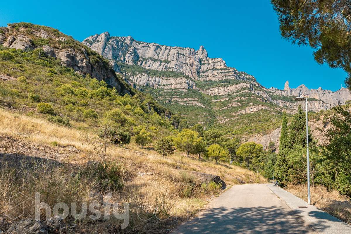 Housfy vende 🏡ESTUPENDO SOLAR EN MONISTROL DE MONTSERRAT CON ESPECTACULARES VISTAS A MONTSERRAT. Presentamos este magnífico solar, ubicado en una excelente zona de Monistrol de Montserrat, que destaca por sus privilegiadas vistas a la emblemática montaña de Montserrat y por su entorno tranquilo y natural. Una oportunidad ideal para construir la vivienda unifamiliar que siempre ha imaginado, disfrutando de un entorno residencial con todos los servicios al alcance y una excelente conexión con las principales poblaciones del entorno. Si busca calidad de vida, naturaleza y un lugar donde desarrollar un proyecto de hogar a medida, este terreno reúne las condiciones perfectas para hacerlo realidad. Características urbanísticas: • Calificación urbanística: Zona Ciudad Jardín (Clave 5b). • 248m2 útiles (verificados con la Dirección General de Catastro). • Posibilidad de construir una vivienda unifamiliar aislada. • Edificabilidad máxima: 0,60 m² techo/m² suelo. • Ocupación máxima: 35% de la superficie de la parcela. • Altura permitida: planta baja más dos plantas piso (PB+2). • Posibilidad de construir un garaje como edificación auxiliar, con una ocupación máxima del 4%. • Consultar siempre con ayuntamiento. No deje pasar esta excelente oportunidad de inversión o de construir la casa de sus sueños en un enclave privilegiado. Para concertar una visita o solicitar más información, estaremos encantados de atenderle. Aviso legal El precio de venta no incluye gastos de la compraventa como notaría, registro, impuestos, ni tampoco honorarios agencia. Esta publicación no es vinculante. Consulta siempre la nota simple con Housfy antes de formalizar la compraventa. Sobre nosotros Housfy es la plataforma integral de servicios inmobiliarios. Nuestra combinación de expertos y tecnología pone al alcance de todo el mundo servicios cómodos, claros y seguros. AICAT número: 7922. Nos encargamos de la gestión y asesoramiento de la compra. ¡Olvídate de todo! Hacemos los trámites por ti. Y, si además necesitas financiación, ponemos a tu disposición un bróker hipotecario para ayudarte a conseguir las mejores condiciones para tu perfil económico. ¿Quieres visitarla? Contacta con Housfy y agenda tu visita sin compromiso. Más información en: housfy.com En cumplimiento de la Ley 8/2026 en Cataluña, el certificado de presencia o ausencia de amianto se encuentra en proceso de tramitación.-7