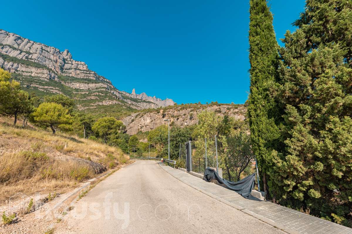 Housfy vende 🏡ESTUPENDO SOLAR EN MONISTROL DE MONTSERRAT CON ESPECTACULARES VISTAS A MONTSERRAT. Presentamos este magnífico solar, ubicado en una excelente zona de Monistrol de Montserrat, que destaca por sus privilegiadas vistas a la emblemática montaña de Montserrat y por su entorno tranquilo y natural. Una oportunidad ideal para construir la vivienda unifamiliar que siempre ha imaginado, disfrutando de un entorno residencial con todos los servicios al alcance y una excelente conexión con las principales poblaciones del entorno. Si busca calidad de vida, naturaleza y un lugar donde desarrollar un proyecto de hogar a medida, este terreno reúne las condiciones perfectas para hacerlo realidad. Características urbanísticas: • Calificación urbanística: Zona Ciudad Jardín (Clave 5b). • 248m2 útiles (verificados con la Dirección General de Catastro). • Posibilidad de construir una vivienda unifamiliar aislada. • Edificabilidad máxima: 0,60 m² techo/m² suelo. • Ocupación máxima: 35% de la superficie de la parcela. • Altura permitida: planta baja más dos plantas piso (PB+2). • Posibilidad de construir un garaje como edificación auxiliar, con una ocupación máxima del 4%. • Consultar siempre con ayuntamiento. No deje pasar esta excelente oportunidad de inversión o de construir la casa de sus sueños en un enclave privilegiado. Para concertar una visita o solicitar más información, estaremos encantados de atenderle. Aviso legal El precio de venta no incluye gastos de la compraventa como notaría, registro, impuestos, ni tampoco honorarios agencia. Esta publicación no es vinculante. Consulta siempre la nota simple con Housfy antes de formalizar la compraventa. Sobre nosotros Housfy es la plataforma integral de servicios inmobiliarios. Nuestra combinación de expertos y tecnología pone al alcance de todo el mundo servicios cómodos, claros y seguros. AICAT número: 7922. Nos encargamos de la gestión y asesoramiento de la compra. ¡Olvídate de todo! Hacemos los trámites por ti. Y, si además necesitas financiación, ponemos a tu disposición un bróker hipotecario para ayudarte a conseguir las mejores condiciones para tu perfil económico. ¿Quieres visitarla? Contacta con Housfy y agenda tu visita sin compromiso. Más información en: housfy.com En cumplimiento de la Ley 8/2026 en Cataluña, el certificado de presencia o ausencia de amianto se encuentra en proceso de tramitación.-11