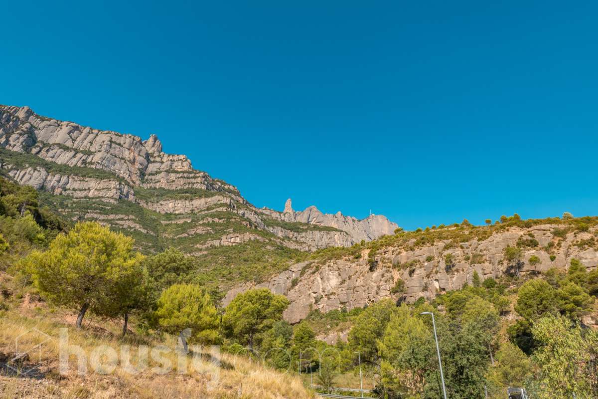 Housfy vende 🏡ESTUPENDO SOLAR EN MONISTROL DE MONTSERRAT CON ESPECTACULARES VISTAS A MONTSERRAT. Presentamos este magnífico solar, ubicado en una excelente zona de Monistrol de Montserrat, que destaca por sus privilegiadas vistas a la emblemática montaña de Montserrat y por su entorno tranquilo y natural. Una oportunidad ideal para construir la vivienda unifamiliar que siempre ha imaginado, disfrutando de un entorno residencial con todos los servicios al alcance y una excelente conexión con las principales poblaciones del entorno. Si busca calidad de vida, naturaleza y un lugar donde desarrollar un proyecto de hogar a medida, este terreno reúne las condiciones perfectas para hacerlo realidad. Características urbanísticas: • Calificación urbanística: Zona Ciudad Jardín (Clave 5b). • 248m2 útiles (verificados con la Dirección General de Catastro). • Posibilidad de construir una vivienda unifamiliar aislada. • Edificabilidad máxima: 0,60 m² techo/m² suelo. • Ocupación máxima: 35% de la superficie de la parcela. • Altura permitida: planta baja más dos plantas piso (PB+2). • Posibilidad de construir un garaje como edificación auxiliar, con una ocupación máxima del 4%. • Consultar siempre con ayuntamiento. No deje pasar esta excelente oportunidad de inversión o de construir la casa de sus sueños en un enclave privilegiado. Para concertar una visita o solicitar más información, estaremos encantados de atenderle. Aviso legal El precio de venta no incluye gastos de la compraventa como notaría, registro, impuestos, ni tampoco honorarios agencia. Esta publicación no es vinculante. Consulta siempre la nota simple con Housfy antes de formalizar la compraventa. Sobre nosotros Housfy es la plataforma integral de servicios inmobiliarios. Nuestra combinación de expertos y tecnología pone al alcance de todo el mundo servicios cómodos, claros y seguros. AICAT número: 7922. Nos encargamos de la gestión y asesoramiento de la compra. ¡Olvídate de todo! Hacemos los trámites por ti. Y, si además necesitas financiación, ponemos a tu disposición un bróker hipotecario para ayudarte a conseguir las mejores condiciones para tu perfil económico. ¿Quieres visitarla? Contacta con Housfy y agenda tu visita sin compromiso. Más información en: housfy.com En cumplimiento de la Ley 8/2026 en Cataluña, el certificado de presencia o ausencia de amianto se encuentra en proceso de tramitación.-17