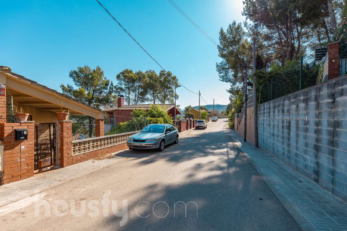 Housfy vende 🏡ESTUPENDO SOLAR EN MONISTROL DE MONTSERRAT CON ESPECTACULARES VISTAS A MONTSERRAT. Presentamos este magnífico solar, ubicado en una excelente zona de Monistrol de Montserrat, que destaca por sus privilegiadas vistas a la emblemática montaña de Montserrat y por su entorno tranquilo y natural. Una oportunidad ideal para construir la vivienda unifamiliar que siempre ha imaginado, disfrutando de un entorno residencial con todos los servicios al alcance y una excelente conexión con las principales poblaciones del entorno. Si busca calidad de vida, naturaleza y un lugar donde desarrollar un proyecto de hogar a medida, este terreno reúne las condiciones perfectas para hacerlo realidad. Características urbanísticas: • Calificación urbanística: Zona Ciudad Jardín (Clave 5b). • 248m2 útiles (verificados con la Dirección General de Catastro). • Posibilidad de construir una vivienda unifamiliar aislada. • Edificabilidad máxima: 0,60 m² techo/m² suelo. • Ocupación máxima: 35% de la superficie de la parcela. • Altura permitida: planta baja más dos plantas piso (PB+2). • Posibilidad de construir un garaje como edificación auxiliar, con una ocupación máxima del 4%. • Consultar siempre con ayuntamiento. No deje pasar esta excelente oportunidad de inversión o de construir la casa de sus sueños en un enclave privilegiado. Para concertar una visita o solicitar más información, estaremos encantados de atenderle. Aviso legal El precio de venta no incluye gastos de la compraventa como notaría, registro, impuestos, ni tampoco honorarios agencia. Esta publicación no es vinculante. Consulta siempre la nota simple con Housfy antes de formalizar la compraventa. Sobre nosotros Housfy es la plataforma integral de servicios inmobiliarios. Nuestra combinación de expertos y tecnología pone al alcance de todo el mundo servicios cómodos, claros y seguros. AICAT número: 7922. Nos encargamos de la gestión y asesoramiento de la compra. ¡Olvídate de todo! Hacemos los trámites por ti. Y, si además necesitas financiación, ponemos a tu disposición un bróker hipotecario para ayudarte a conseguir las mejores condiciones para tu perfil económico. ¿Quieres visitarla? Contacta con Housfy y agenda tu visita sin compromiso. Más información en: housfy.com En cumplimiento de la Ley 8/2026 en Cataluña, el certificado de presencia o ausencia de amianto se encuentra en proceso de tramitación.-25