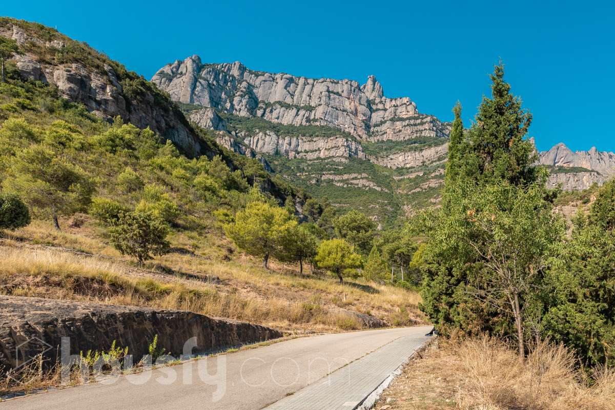 Housfy vende 🏡ESTUPENDO SOLAR EN MONISTROL DE MONTSERRAT CON ESPECTACULARES VISTAS A MONTSERRAT. Presentamos este magnífico solar, ubicado en una excelente zona de Monistrol de Montserrat, que destaca por sus privilegiadas vistas a la emblemática montaña de Montserrat y por su entorno tranquilo y natural. Una oportunidad ideal para construir la vivienda unifamiliar que siempre ha imaginado, disfrutando de un entorno residencial con todos los servicios al alcance y una excelente conexión con las principales poblaciones del entorno. Si busca calidad de vida, naturaleza y un lugar donde desarrollar un proyecto de hogar a medida, este terreno reúne las condiciones perfectas para hacerlo realidad. Características urbanísticas: • Calificación urbanística: Zona Ciudad Jardín (Clave 5b). • 248m2 útiles (verificados con la Dirección General de Catastro). • Posibilidad de construir una vivienda unifamiliar aislada. • Edificabilidad máxima: 0,60 m² techo/m² suelo. • Ocupación máxima: 35% de la superficie de la parcela. • Altura permitida: planta baja más dos plantas piso (PB+2). • Posibilidad de construir un garaje como edificación auxiliar, con una ocupación máxima del 4%. • Consultar siempre con ayuntamiento. No deje pasar esta excelente oportunidad de inversión o de construir la casa de sus sueños en un enclave privilegiado. Para concertar una visita o solicitar más información, estaremos encantados de atenderle. Aviso legal El precio de venta no incluye gastos de la compraventa como notaría, registro, impuestos, ni tampoco honorarios agencia. Esta publicación no es vinculante. Consulta siempre la nota simple con Housfy antes de formalizar la compraventa. Sobre nosotros Housfy es la plataforma integral de servicios inmobiliarios. Nuestra combinación de expertos y tecnología pone al alcance de todo el mundo servicios cómodos, claros y seguros. AICAT número: 7922. Nos encargamos de la gestión y asesoramiento de la compra. ¡Olvídate de todo! Hacemos los trámites por ti. Y, si además necesitas financiación, ponemos a tu disposición un bróker hipotecario para ayudarte a conseguir las mejores condiciones para tu perfil económico. ¿Quieres visitarla? Contacta con Housfy y agenda tu visita sin compromiso. Más información en: housfy.com En cumplimiento de la Ley 8/2026 en Cataluña, el certificado de presencia o ausencia de amianto se encuentra en proceso de tramitación.-12