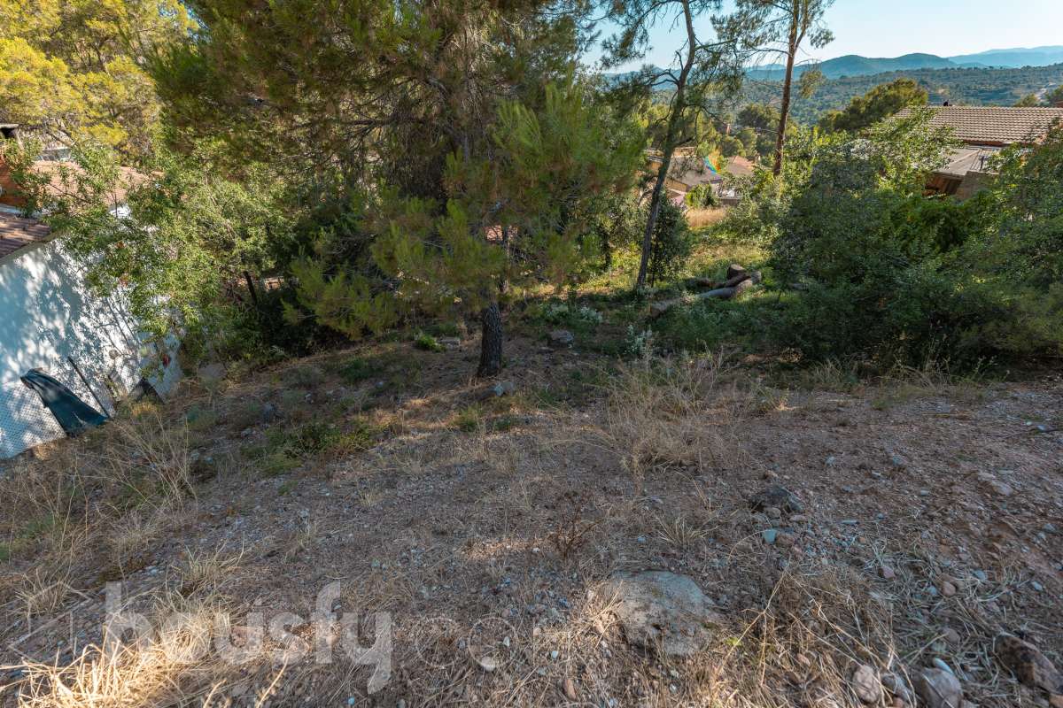 Housfy vende 🏡ESTUPENDO SOLAR EN MONISTROL DE MONTSERRAT CON ESPECTACULARES VISTAS A MONTSERRAT. Presentamos este magnífico solar, ubicado en una excelente zona de Monistrol de Montserrat, que destaca por sus privilegiadas vistas a la emblemática montaña de Montserrat y por su entorno tranquilo y natural. Una oportunidad ideal para construir la vivienda unifamiliar que siempre ha imaginado, disfrutando de un entorno residencial con todos los servicios al alcance y una excelente conexión con las principales poblaciones del entorno. Si busca calidad de vida, naturaleza y un lugar donde desarrollar un proyecto de hogar a medida, este terreno reúne las condiciones perfectas para hacerlo realidad. Características urbanísticas: • Calificación urbanística: Zona Ciudad Jardín (Clave 5b). • 248m2 útiles (verificados con la Dirección General de Catastro). • Posibilidad de construir una vivienda unifamiliar aislada. • Edificabilidad máxima: 0,60 m² techo/m² suelo. • Ocupación máxima: 35% de la superficie de la parcela. • Altura permitida: planta baja más dos plantas piso (PB+2). • Posibilidad de construir un garaje como edificación auxiliar, con una ocupación máxima del 4%. • Consultar siempre con ayuntamiento. No deje pasar esta excelente oportunidad de inversión o de construir la casa de sus sueños en un enclave privilegiado. Para concertar una visita o solicitar más información, estaremos encantados de atenderle. Aviso legal El precio de venta no incluye gastos de la compraventa como notaría, registro, impuestos, ni tampoco honorarios agencia. Esta publicación no es vinculante. Consulta siempre la nota simple con Housfy antes de formalizar la compraventa. Sobre nosotros Housfy es la plataforma integral de servicios inmobiliarios. Nuestra combinación de expertos y tecnología pone al alcance de todo el mundo servicios cómodos, claros y seguros. AICAT número: 7922. Nos encargamos de la gestión y asesoramiento de la compra. ¡Olvídate de todo! Hacemos los trámites por ti. Y, si además necesitas financiación, ponemos a tu disposición un bróker hipotecario para ayudarte a conseguir las mejores condiciones para tu perfil económico. ¿Quieres visitarla? Contacta con Housfy y agenda tu visita sin compromiso. Más información en: housfy.com En cumplimiento de la Ley 8/2026 en Cataluña, el certificado de presencia o ausencia de amianto se encuentra en proceso de tramitación.-24