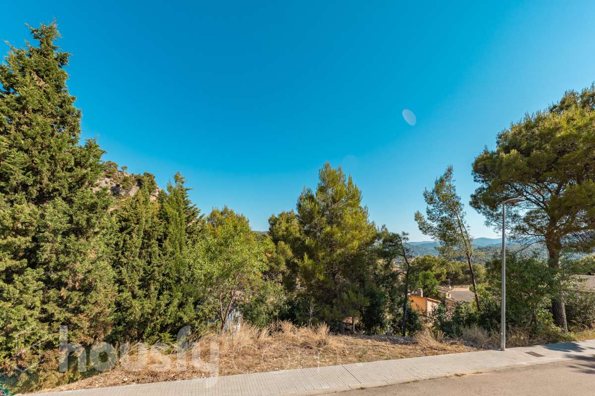 Housfy vende 🏡ESTUPENDO SOLAR EN MONISTROL DE MONTSERRAT CON ESPECTACULARES VISTAS A MONTSERRAT. Presentamos este magnífico solar, ubicado en una excelente zona de Monistrol de Montserrat, que destaca por sus privilegiadas vistas a la emblemática montaña de Montserrat y por su entorno tranquilo y natural. Una oportunidad ideal para construir la vivienda unifamiliar que siempre ha imaginado, disfrutando de un entorno residencial con todos los servicios al alcance y una excelente conexión con las principales poblaciones del entorno. Si busca calidad de vida, naturaleza y un lugar donde desarrollar un proyecto de hogar a medida, este terreno reúne las condiciones perfectas para hacerlo realidad. Características urbanísticas: • Calificación urbanística: Zona Ciudad Jardín (Clave 5b). • 248m2 útiles (verificados con la Dirección General de Catastro). • Posibilidad de construir una vivienda unifamiliar aislada. • Edificabilidad máxima: 0,60 m² techo/m² suelo. • Ocupación máxima: 35% de la superficie de la parcela. • Altura permitida: planta baja más dos plantas piso (PB+2). • Posibilidad de construir un garaje como edificación auxiliar, con una ocupación máxima del 4%. • Consultar siempre con ayuntamiento. No deje pasar esta excelente oportunidad de inversión o de construir la casa de sus sueños en un enclave privilegiado. Para concertar una visita o solicitar más información, estaremos encantados de atenderle. Aviso legal El precio de venta no incluye gastos de la compraventa como notaría, registro, impuestos, ni tampoco honorarios agencia. Esta publicación no es vinculante. Consulta siempre la nota simple con Housfy antes de formalizar la compraventa. Sobre nosotros Housfy es la plataforma integral de servicios inmobiliarios. Nuestra combinación de expertos y tecnología pone al alcance de todo el mundo servicios cómodos, claros y seguros. AICAT número: 7922. Nos encargamos de la gestión y asesoramiento de la compra. ¡Olvídate de todo! Hacemos los trámites por ti. Y, si además necesitas financiación, ponemos a tu disposición un bróker hipotecario para ayudarte a conseguir las mejores condiciones para tu perfil económico. ¿Quieres visitarla? Contacta con Housfy y agenda tu visita sin compromiso. Más información en: housfy.com En cumplimiento de la Ley 8/2026 en Cataluña, el certificado de presencia o ausencia de amianto se encuentra en proceso de tramitación.-20