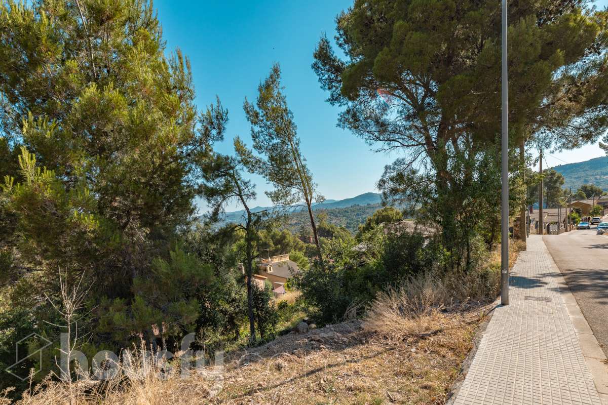 Housfy vende 🏡ESTUPENDO SOLAR EN MONISTROL DE MONTSERRAT CON ESPECTACULARES VISTAS A MONTSERRAT. Presentamos este magnífico solar, ubicado en una excelente zona de Monistrol de Montserrat, que destaca por sus privilegiadas vistas a la emblemática montaña de Montserrat y por su entorno tranquilo y natural. Una oportunidad ideal para construir la vivienda unifamiliar que siempre ha imaginado, disfrutando de un entorno residencial con todos los servicios al alcance y una excelente conexión con las principales poblaciones del entorno. Si busca calidad de vida, naturaleza y un lugar donde desarrollar un proyecto de hogar a medida, este terreno reúne las condiciones perfectas para hacerlo realidad. Características urbanísticas: • Calificación urbanística: Zona Ciudad Jardín (Clave 5b). • 248m2 útiles (verificados con la Dirección General de Catastro). • Posibilidad de construir una vivienda unifamiliar aislada. • Edificabilidad máxima: 0,60 m² techo/m² suelo. • Ocupación máxima: 35% de la superficie de la parcela. • Altura permitida: planta baja más dos plantas piso (PB+2). • Posibilidad de construir un garaje como edificación auxiliar, con una ocupación máxima del 4%. • Consultar siempre con ayuntamiento. No deje pasar esta excelente oportunidad de inversión o de construir la casa de sus sueños en un enclave privilegiado. Para concertar una visita o solicitar más información, estaremos encantados de atenderle. Aviso legal El precio de venta no incluye gastos de la compraventa como notaría, registro, impuestos, ni tampoco honorarios agencia. Esta publicación no es vinculante. Consulta siempre la nota simple con Housfy antes de formalizar la compraventa. Sobre nosotros Housfy es la plataforma integral de servicios inmobiliarios. Nuestra combinación de expertos y tecnología pone al alcance de todo el mundo servicios cómodos, claros y seguros. AICAT número: 7922. Nos encargamos de la gestión y asesoramiento de la compra. ¡Olvídate de todo! Hacemos los trámites por ti. Y, si además necesitas financiación, ponemos a tu disposición un bróker hipotecario para ayudarte a conseguir las mejores condiciones para tu perfil económico. ¿Quieres visitarla? Contacta con Housfy y agenda tu visita sin compromiso. Más información en: housfy.com En cumplimiento de la Ley 8/2026 en Cataluña, el certificado de presencia o ausencia de amianto se encuentra en proceso de tramitación.-22