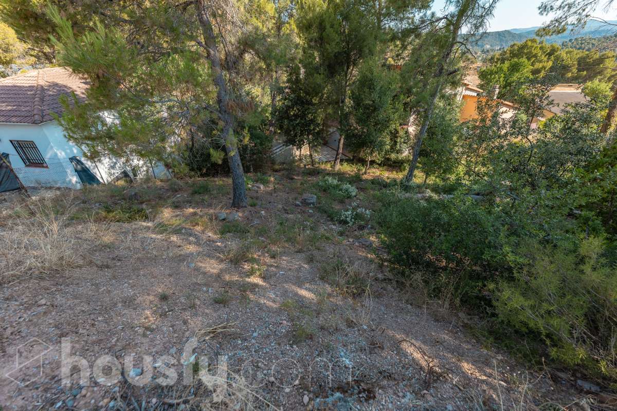 Housfy vende 🏡ESTUPENDO SOLAR EN MONISTROL DE MONTSERRAT CON ESPECTACULARES VISTAS A MONTSERRAT. Presentamos este magnífico solar, ubicado en una excelente zona de Monistrol de Montserrat, que destaca por sus privilegiadas vistas a la emblemática montaña de Montserrat y por su entorno tranquilo y natural. Una oportunidad ideal para construir la vivienda unifamiliar que siempre ha imaginado, disfrutando de un entorno residencial con todos los servicios al alcance y una excelente conexión con las principales poblaciones del entorno. Si busca calidad de vida, naturaleza y un lugar donde desarrollar un proyecto de hogar a medida, este terreno reúne las condiciones perfectas para hacerlo realidad. Características urbanísticas: • Calificación urbanística: Zona Ciudad Jardín (Clave 5b). • 248m2 útiles (verificados con la Dirección General de Catastro). • Posibilidad de construir una vivienda unifamiliar aislada. • Edificabilidad máxima: 0,60 m² techo/m² suelo. • Ocupación máxima: 35% de la superficie de la parcela. • Altura permitida: planta baja más dos plantas piso (PB+2). • Posibilidad de construir un garaje como edificación auxiliar, con una ocupación máxima del 4%. • Consultar siempre con ayuntamiento. No deje pasar esta excelente oportunidad de inversión o de construir la casa de sus sueños en un enclave privilegiado. Para concertar una visita o solicitar más información, estaremos encantados de atenderle. Aviso legal El precio de venta no incluye gastos de la compraventa como notaría, registro, impuestos, ni tampoco honorarios agencia. Esta publicación no es vinculante. Consulta siempre la nota simple con Housfy antes de formalizar la compraventa. Sobre nosotros Housfy es la plataforma integral de servicios inmobiliarios. Nuestra combinación de expertos y tecnología pone al alcance de todo el mundo servicios cómodos, claros y seguros. AICAT número: 7922. Nos encargamos de la gestión y asesoramiento de la compra. ¡Olvídate de todo! Hacemos los trámites por ti. Y, si además necesitas financiación, ponemos a tu disposición un bróker hipotecario para ayudarte a conseguir las mejores condiciones para tu perfil económico. ¿Quieres visitarla? Contacta con Housfy y agenda tu visita sin compromiso. Más información en: housfy.com En cumplimiento de la Ley 8/2026 en Cataluña, el certificado de presencia o ausencia de amianto se encuentra en proceso de tramitación.-5
