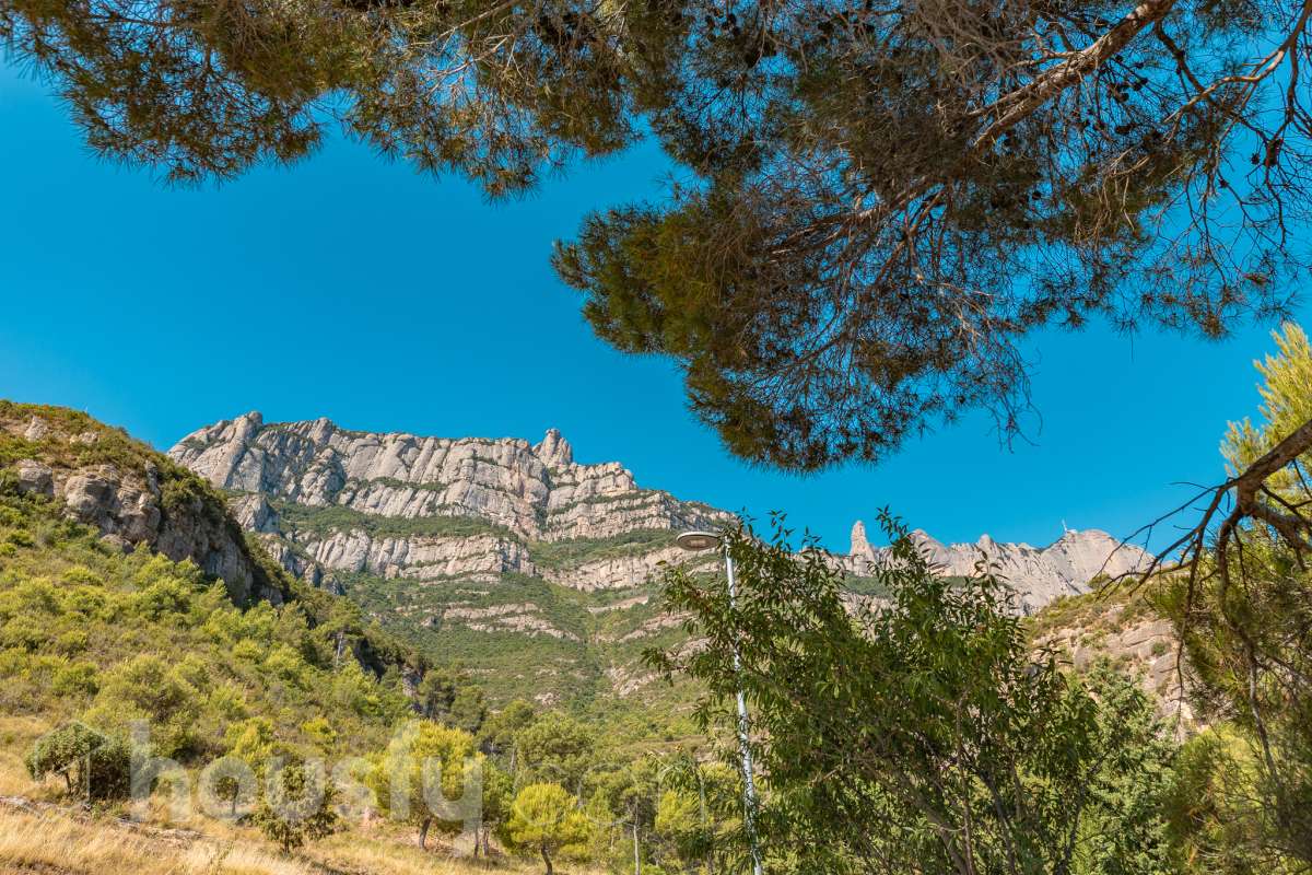 Housfy vende 🏡ESTUPENDO SOLAR EN MONISTROL DE MONTSERRAT CON ESPECTACULARES VISTAS A MONTSERRAT. Presentamos este magnífico solar, ubicado en una excelente zona de Monistrol de Montserrat, que destaca por sus privilegiadas vistas a la emblemática montaña de Montserrat y por su entorno tranquilo y natural. Una oportunidad ideal para construir la vivienda unifamiliar que siempre ha imaginado, disfrutando de un entorno residencial con todos los servicios al alcance y una excelente conexión con las principales poblaciones del entorno. Si busca calidad de vida, naturaleza y un lugar donde desarrollar un proyecto de hogar a medida, este terreno reúne las condiciones perfectas para hacerlo realidad. Características urbanísticas: • Calificación urbanística: Zona Ciudad Jardín (Clave 5b). • 248m2 útiles (verificados con la Dirección General de Catastro). • Posibilidad de construir una vivienda unifamiliar aislada. • Edificabilidad máxima: 0,60 m² techo/m² suelo. • Ocupación máxima: 35% de la superficie de la parcela. • Altura permitida: planta baja más dos plantas piso (PB+2). • Posibilidad de construir un garaje como edificación auxiliar, con una ocupación máxima del 4%. • Consultar siempre con ayuntamiento. No deje pasar esta excelente oportunidad de inversión o de construir la casa de sus sueños en un enclave privilegiado. Para concertar una visita o solicitar más información, estaremos encantados de atenderle. Aviso legal El precio de venta no incluye gastos de la compraventa como notaría, registro, impuestos, ni tampoco honorarios agencia. Esta publicación no es vinculante. Consulta siempre la nota simple con Housfy antes de formalizar la compraventa. Sobre nosotros Housfy es la plataforma integral de servicios inmobiliarios. Nuestra combinación de expertos y tecnología pone al alcance de todo el mundo servicios cómodos, claros y seguros. AICAT número: 7922. Nos encargamos de la gestión y asesoramiento de la compra. ¡Olvídate de todo! Hacemos los trámites por ti. Y, si además necesitas financiación, ponemos a tu disposición un bróker hipotecario para ayudarte a conseguir las mejores condiciones para tu perfil económico. ¿Quieres visitarla? Contacta con Housfy y agenda tu visita sin compromiso. Más información en: housfy.com En cumplimiento de la Ley 8/2026 en Cataluña, el certificado de presencia o ausencia de amianto se encuentra en proceso de tramitación.-3
