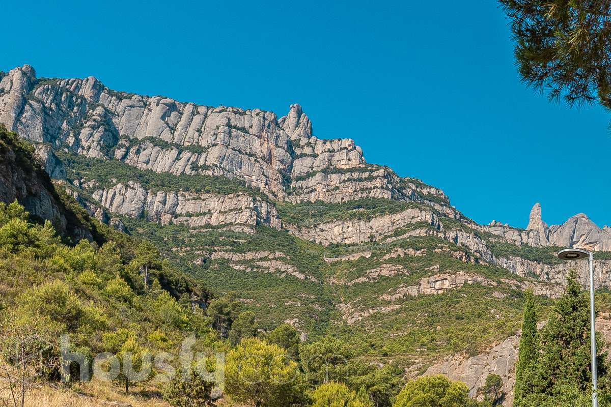 Housfy vende 🏡ESTUPENDO SOLAR EN MONISTROL DE MONTSERRAT CON ESPECTACULARES VISTAS A MONTSERRAT. Presentamos este magnífico solar, ubicado en una excelente zona de Monistrol de Montserrat, que destaca por sus privilegiadas vistas a la emblemática montaña de Montserrat y por su entorno tranquilo y natural. Una oportunidad ideal para construir la vivienda unifamiliar que siempre ha imaginado, disfrutando de un entorno residencial con todos los servicios al alcance y una excelente conexión con las principales poblaciones del entorno. Si busca calidad de vida, naturaleza y un lugar donde desarrollar un proyecto de hogar a medida, este terreno reúne las condiciones perfectas para hacerlo realidad. Características urbanísticas: • Calificación urbanística: Zona Ciudad Jardín (Clave 5b). • 248m2 útiles (verificados con la Dirección General de Catastro). • Posibilidad de construir una vivienda unifamiliar aislada. • Edificabilidad máxima: 0,60 m² techo/m² suelo. • Ocupación máxima: 35% de la superficie de la parcela. • Altura permitida: planta baja más dos plantas piso (PB+2). • Posibilidad de construir un garaje como edificación auxiliar, con una ocupación máxima del 4%. • Consultar siempre con ayuntamiento. No deje pasar esta excelente oportunidad de inversión o de construir la casa de sus sueños en un enclave privilegiado. Para concertar una visita o solicitar más información, estaremos encantados de atenderle. Aviso legal El precio de venta no incluye gastos de la compraventa como notaría, registro, impuestos, ni tampoco honorarios agencia. Esta publicación no es vinculante. Consulta siempre la nota simple con Housfy antes de formalizar la compraventa. Sobre nosotros Housfy es la plataforma integral de servicios inmobiliarios. Nuestra combinación de expertos y tecnología pone al alcance de todo el mundo servicios cómodos, claros y seguros. AICAT número: 7922. Nos encargamos de la gestión y asesoramiento de la compra. ¡Olvídate de todo! Hacemos los trámites por ti. Y, si además necesitas financiación, ponemos a tu disposición un bróker hipotecario para ayudarte a conseguir las mejores condiciones para tu perfil económico. ¿Quieres visitarla? Contacta con Housfy y agenda tu visita sin compromiso. Más información en: housfy.com En cumplimiento de la Ley 8/2026 en Cataluña, el certificado de presencia o ausencia de amianto se encuentra en proceso de tramitación.-4