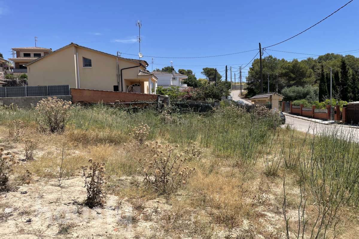 Terreno urbano de 585 m2 en Canyelles-5