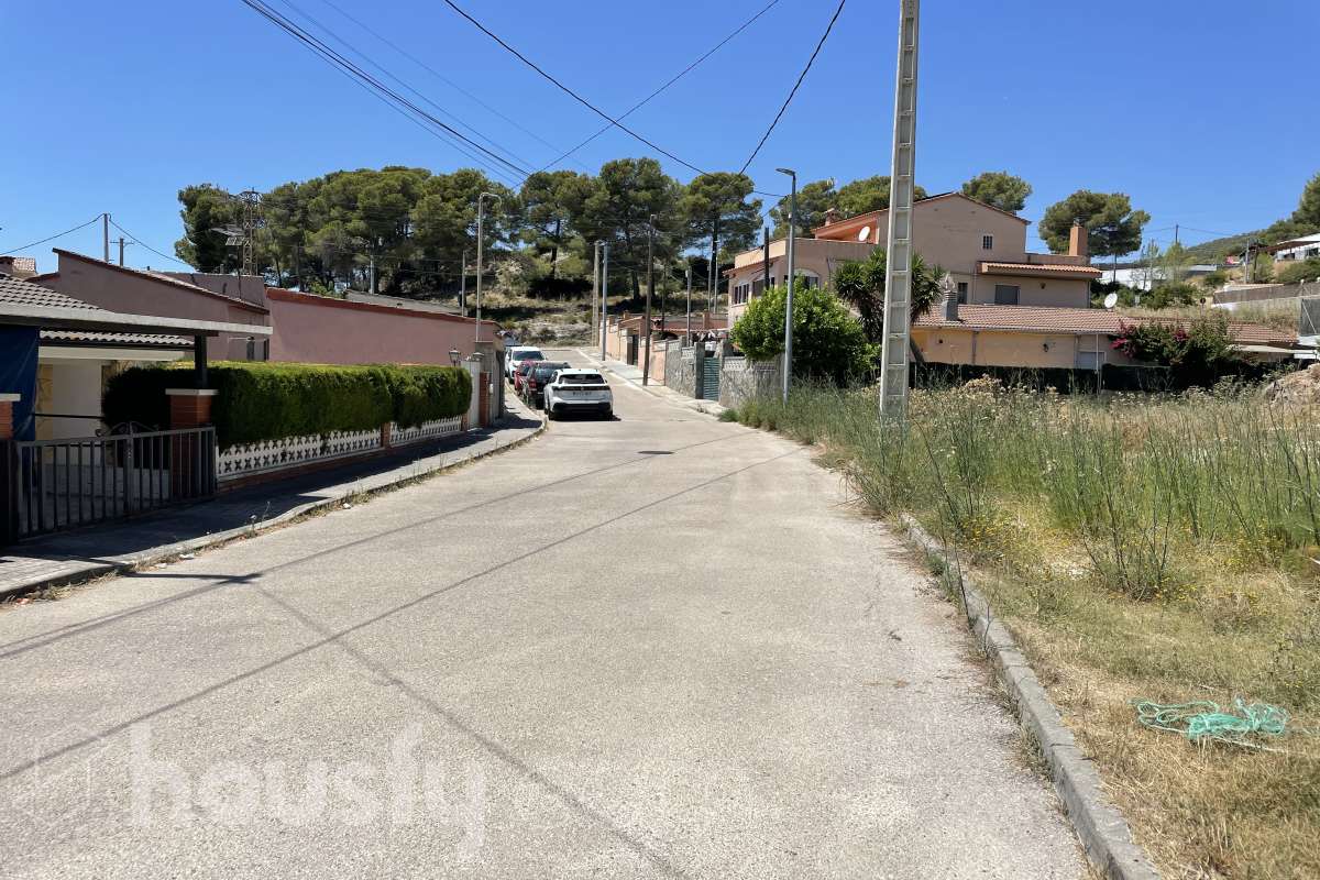 Terreno urbano de 585 m2 en Canyelles-11