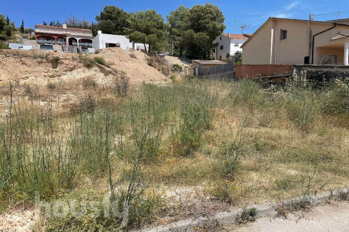 Terreno urbano de 585 m2 en Canyelles-2