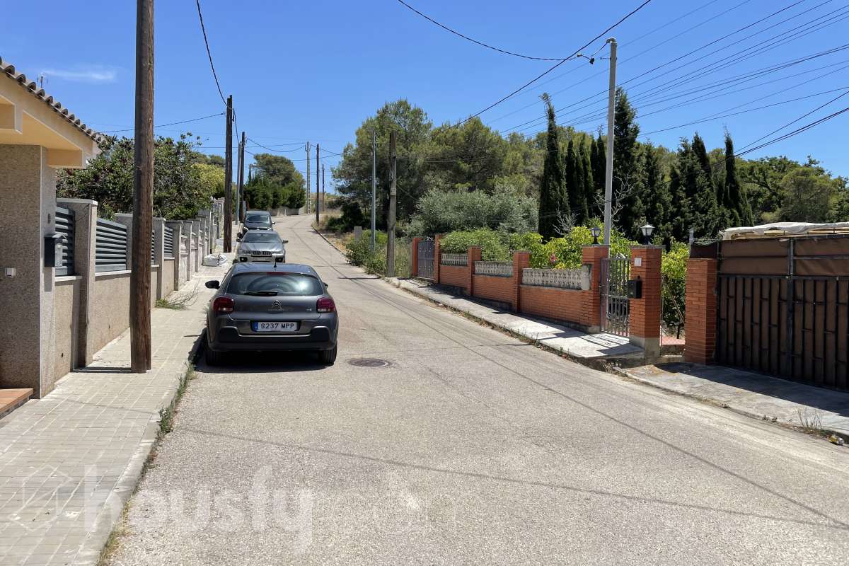 Terreno urbano de 585 m2 en Canyelles-9
