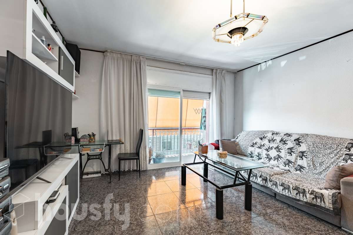 Housfy vende 🏡 amplio piso ubicado en Vilafranca del Penedès en la mejor zona del bariro de l'Espirall. Si buscas comodidad, espacio y una ubicación inmejorable, este piso es para ti. Presentamos esta amplia y luminosa vivienda ideal para familias o inversores. El piso destaca por su excelente distribución y el aprovechamiento de la luz natural. La vivienda dispone de 91m2 útiles (verificados con la Dirección General de Catastro). Construido en el año: 1977. Distribución de estancias -Salón-comedor -3 Dormitorios -2 Baños -Cocina equipada Características específicas -Ascensor -Trastero -Calefacción -Balcón -Cédula de habitabilidad -Plaza de garaje incluida Zona y entorno Respecto a la ubicación, se sitúa en Vilafranca del Penedès, municipio de Barcelona. Esta propiedad se encuentra cerca de transporte público, colegios, supermercados y farmacias. Aviso legal El precio de venta no incluye gastos de la compraventa como notaría, registro, impuestos, ni tampoco honorarios agencia. Esta publicación no es vinculante. Consulta siempre la nota simple con Housfy antes de formalizar la compraventa. Sobre nosotros Housfy es la plataforma integral de servicios inmobiliarios. Nuestra combinación de expertos y tecnología pone al alcance de todo el mundo servicios cómodos, claros y seguros. AICAT número: 7922. Nos encargamos de la gestión y asesoramiento de la compra. ¡Olvídate de todo! Hacemos los trámites por ti. Y, si además necesitas financiación, ponemos a tu disposición un bróker hipotecario para ayudarte a conseguir las mejores condiciones para tu perfil económico. ¿Quieres visitarla? Contacta con Housfy y agenda tu visita sin compromiso. Más información en: housfy.com-3