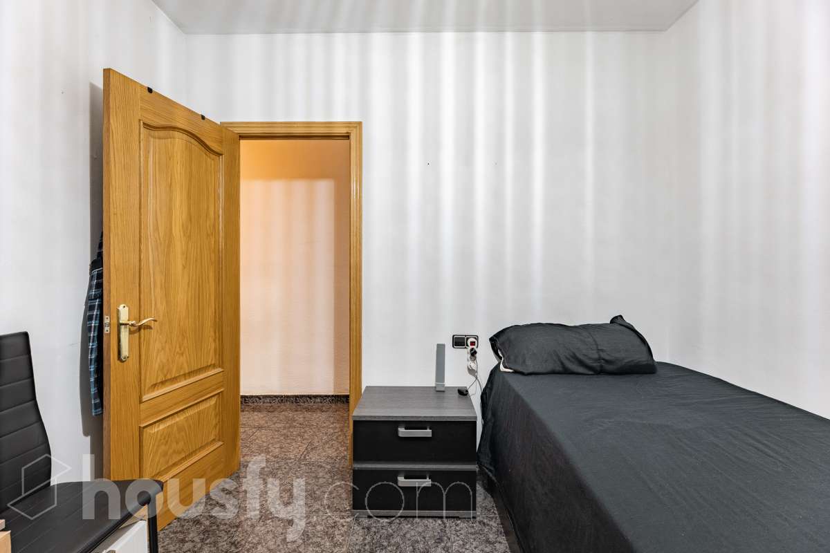Housfy vende 🏡 amplio piso ubicado en Vilafranca del Penedès en la mejor zona del bariro de l'Espirall. Si buscas comodidad, espacio y una ubicación inmejorable, este piso es para ti. Presentamos esta amplia y luminosa vivienda ideal para familias o inversores. El piso destaca por su excelente distribución y el aprovechamiento de la luz natural. La vivienda dispone de 91m2 útiles (verificados con la Dirección General de Catastro). Construido en el año: 1977. Distribución de estancias -Salón-comedor -3 Dormitorios -2 Baños -Cocina equipada Características específicas -Ascensor -Trastero -Calefacción -Balcón -Cédula de habitabilidad -Plaza de garaje incluida Zona y entorno Respecto a la ubicación, se sitúa en Vilafranca del Penedès, municipio de Barcelona. Esta propiedad se encuentra cerca de transporte público, colegios, supermercados y farmacias. Aviso legal El precio de venta no incluye gastos de la compraventa como notaría, registro, impuestos, ni tampoco honorarios agencia. Esta publicación no es vinculante. Consulta siempre la nota simple con Housfy antes de formalizar la compraventa. Sobre nosotros Housfy es la plataforma integral de servicios inmobiliarios. Nuestra combinación de expertos y tecnología pone al alcance de todo el mundo servicios cómodos, claros y seguros. AICAT número: 7922. Nos encargamos de la gestión y asesoramiento de la compra. ¡Olvídate de todo! Hacemos los trámites por ti. Y, si además necesitas financiación, ponemos a tu disposición un bróker hipotecario para ayudarte a conseguir las mejores condiciones para tu perfil económico. ¿Quieres visitarla? Contacta con Housfy y agenda tu visita sin compromiso. Más información en: housfy.com-12