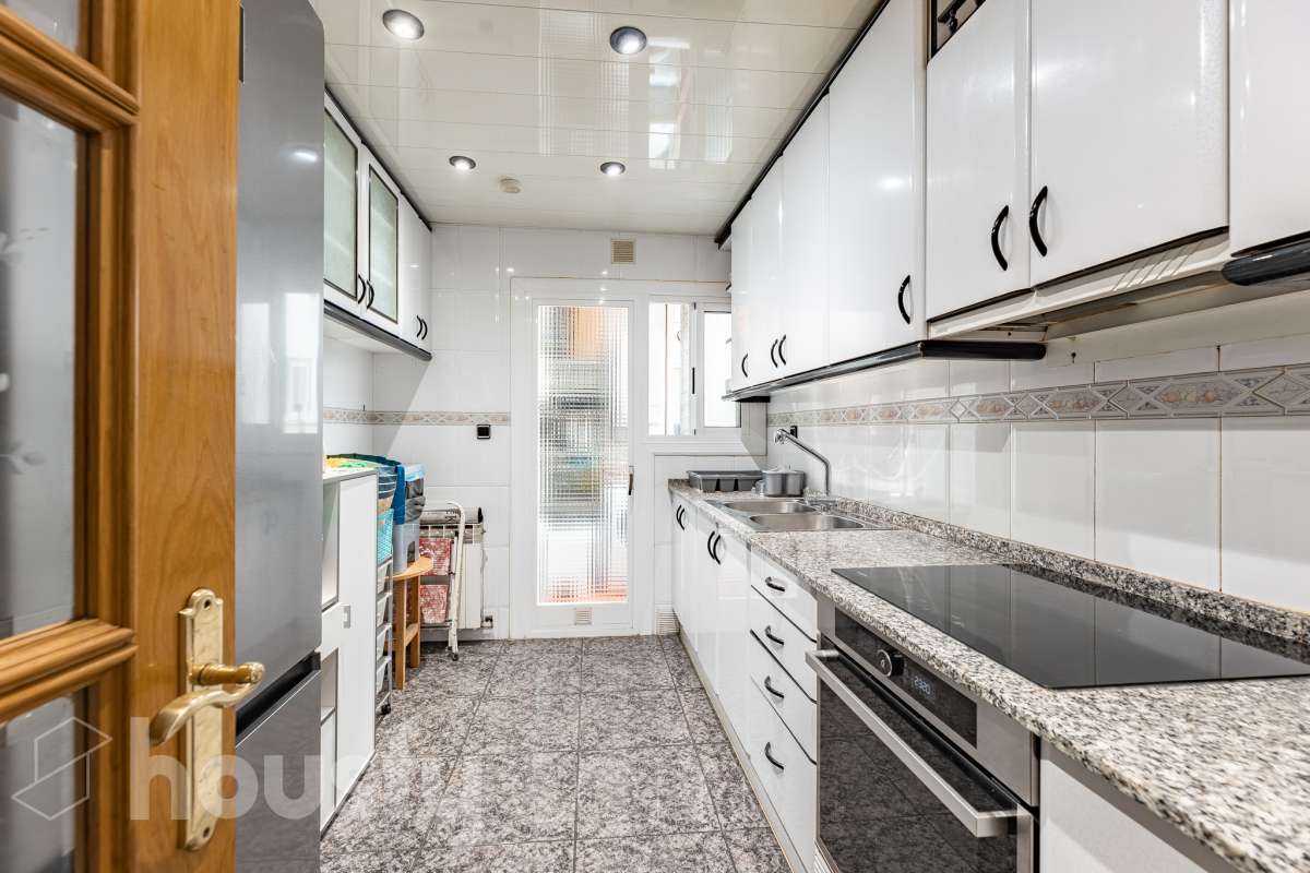 Housfy vende 🏡 amplio piso ubicado en Vilafranca del Penedès en la mejor zona del bariro de l'Espirall. Si buscas comodidad, espacio y una ubicación inmejorable, este piso es para ti. Presentamos esta amplia y luminosa vivienda ideal para familias o inversores. El piso destaca por su excelente distribución y el aprovechamiento de la luz natural. La vivienda dispone de 91m2 útiles (verificados con la Dirección General de Catastro). Construido en el año: 1977. Distribución de estancias -Salón-comedor -3 Dormitorios -2 Baños -Cocina equipada Características específicas -Ascensor -Trastero -Calefacción -Balcón -Cédula de habitabilidad -Plaza de garaje incluida Zona y entorno Respecto a la ubicación, se sitúa en Vilafranca del Penedès, municipio de Barcelona. Esta propiedad se encuentra cerca de transporte público, colegios, supermercados y farmacias. Aviso legal El precio de venta no incluye gastos de la compraventa como notaría, registro, impuestos, ni tampoco honorarios agencia. Esta publicación no es vinculante. Consulta siempre la nota simple con Housfy antes de formalizar la compraventa. Sobre nosotros Housfy es la plataforma integral de servicios inmobiliarios. Nuestra combinación de expertos y tecnología pone al alcance de todo el mundo servicios cómodos, claros y seguros. AICAT número: 7922. Nos encargamos de la gestión y asesoramiento de la compra. ¡Olvídate de todo! Hacemos los trámites por ti. Y, si además necesitas financiación, ponemos a tu disposición un bróker hipotecario para ayudarte a conseguir las mejores condiciones para tu perfil económico. ¿Quieres visitarla? Contacta con Housfy y agenda tu visita sin compromiso. Más información en: housfy.com-15