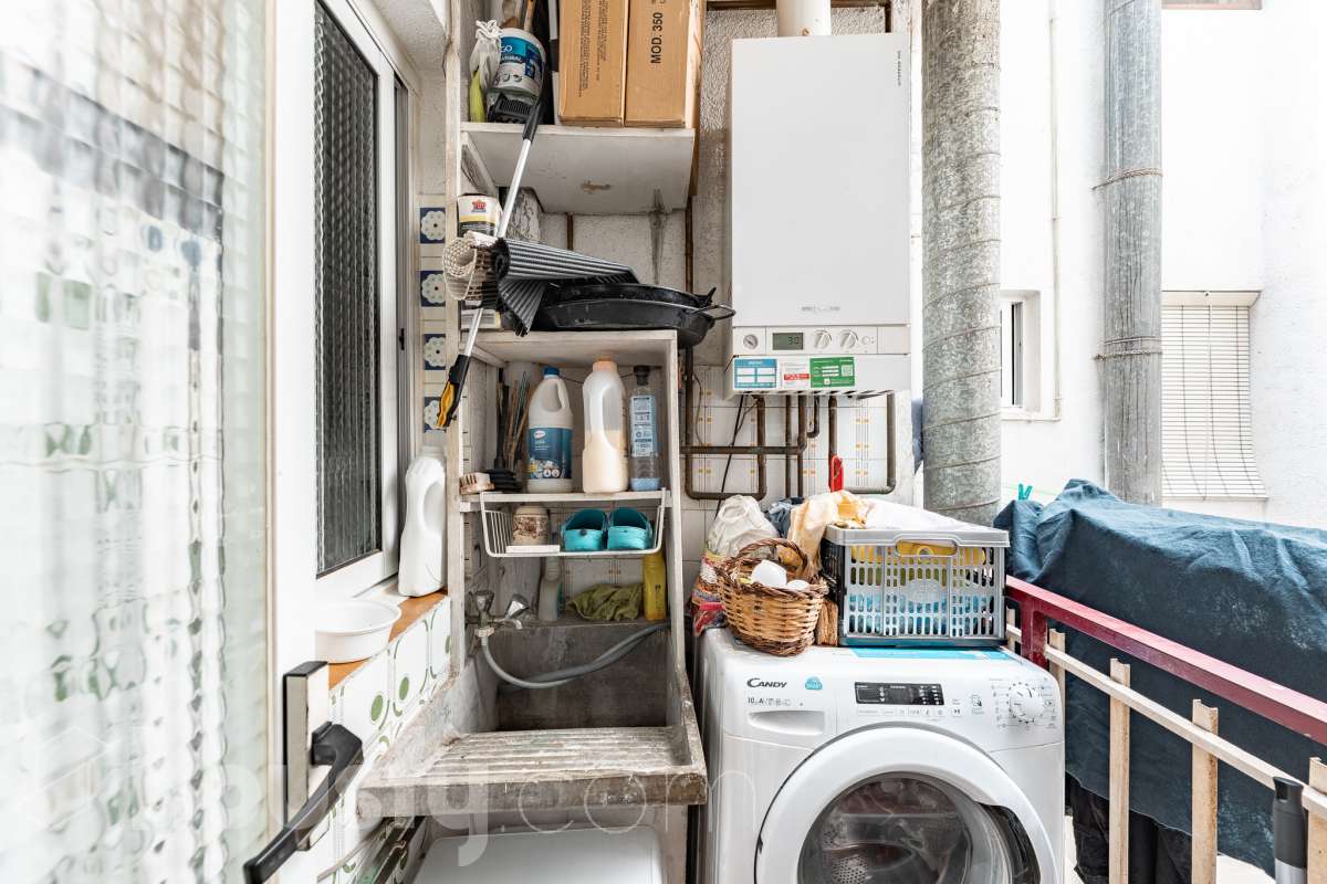 Housfy vende 🏡 amplio piso ubicado en Vilafranca del Penedès en la mejor zona del bariro de l'Espirall. Si buscas comodidad, espacio y una ubicación inmejorable, este piso es para ti. Presentamos esta amplia y luminosa vivienda ideal para familias o inversores. El piso destaca por su excelente distribución y el aprovechamiento de la luz natural. La vivienda dispone de 91m2 útiles (verificados con la Dirección General de Catastro). Construido en el año: 1977. Distribución de estancias -Salón-comedor -3 Dormitorios -2 Baños -Cocina equipada Características específicas -Ascensor -Trastero -Calefacción -Balcón -Cédula de habitabilidad -Plaza de garaje incluida Zona y entorno Respecto a la ubicación, se sitúa en Vilafranca del Penedès, municipio de Barcelona. Esta propiedad se encuentra cerca de transporte público, colegios, supermercados y farmacias. Aviso legal El precio de venta no incluye gastos de la compraventa como notaría, registro, impuestos, ni tampoco honorarios agencia. Esta publicación no es vinculante. Consulta siempre la nota simple con Housfy antes de formalizar la compraventa. Sobre nosotros Housfy es la plataforma integral de servicios inmobiliarios. Nuestra combinación de expertos y tecnología pone al alcance de todo el mundo servicios cómodos, claros y seguros. AICAT número: 7922. Nos encargamos de la gestión y asesoramiento de la compra. ¡Olvídate de todo! Hacemos los trámites por ti. Y, si además necesitas financiación, ponemos a tu disposición un bróker hipotecario para ayudarte a conseguir las mejores condiciones para tu perfil económico. ¿Quieres visitarla? Contacta con Housfy y agenda tu visita sin compromiso. Más información en: housfy.com-27