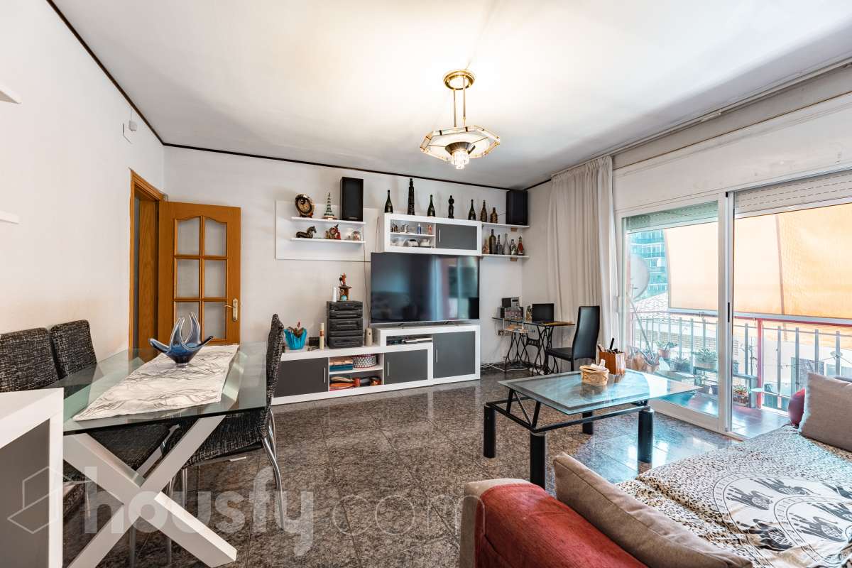Housfy vende 🏡 amplio piso ubicado en Vilafranca del Penedès en la mejor zona del bariro de l'Espirall. Si buscas comodidad, espacio y una ubicación inmejorable, este piso es para ti. Presentamos esta amplia y luminosa vivienda ideal para familias o inversores. El piso destaca por su excelente distribución y el aprovechamiento de la luz natural. La vivienda dispone de 91m2 útiles (verificados con la Dirección General de Catastro). Construido en el año: 1977. Distribución de estancias -Salón-comedor -3 Dormitorios -2 Baños -Cocina equipada Características específicas -Ascensor -Trastero -Calefacción -Balcón -Cédula de habitabilidad -Plaza de garaje incluida Zona y entorno Respecto a la ubicación, se sitúa en Vilafranca del Penedès, municipio de Barcelona. Esta propiedad se encuentra cerca de transporte público, colegios, supermercados y farmacias. Aviso legal El precio de venta no incluye gastos de la compraventa como notaría, registro, impuestos, ni tampoco honorarios agencia. Esta publicación no es vinculante. Consulta siempre la nota simple con Housfy antes de formalizar la compraventa. Sobre nosotros Housfy es la plataforma integral de servicios inmobiliarios. Nuestra combinación de expertos y tecnología pone al alcance de todo el mundo servicios cómodos, claros y seguros. AICAT número: 7922. Nos encargamos de la gestión y asesoramiento de la compra. ¡Olvídate de todo! Hacemos los trámites por ti. Y, si además necesitas financiación, ponemos a tu disposición un bróker hipotecario para ayudarte a conseguir las mejores condiciones para tu perfil económico. ¿Quieres visitarla? Contacta con Housfy y agenda tu visita sin compromiso. Más información en: housfy.com-2