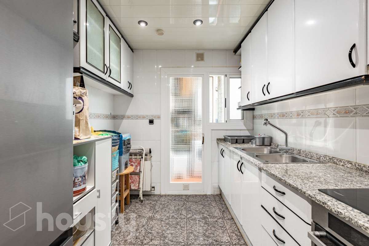 Housfy vende 🏡 amplio piso ubicado en Vilafranca del Penedès en la mejor zona del bariro de l'Espirall. Si buscas comodidad, espacio y una ubicación inmejorable, este piso es para ti. Presentamos esta amplia y luminosa vivienda ideal para familias o inversores. El piso destaca por su excelente distribución y el aprovechamiento de la luz natural. La vivienda dispone de 91m2 útiles (verificados con la Dirección General de Catastro). Construido en el año: 1977. Distribución de estancias -Salón-comedor -3 Dormitorios -2 Baños -Cocina equipada Características específicas -Ascensor -Trastero -Calefacción -Balcón -Cédula de habitabilidad -Plaza de garaje incluida Zona y entorno Respecto a la ubicación, se sitúa en Vilafranca del Penedès, municipio de Barcelona. Esta propiedad se encuentra cerca de transporte público, colegios, supermercados y farmacias. Aviso legal El precio de venta no incluye gastos de la compraventa como notaría, registro, impuestos, ni tampoco honorarios agencia. Esta publicación no es vinculante. Consulta siempre la nota simple con Housfy antes de formalizar la compraventa. Sobre nosotros Housfy es la plataforma integral de servicios inmobiliarios. Nuestra combinación de expertos y tecnología pone al alcance de todo el mundo servicios cómodos, claros y seguros. AICAT número: 7922. Nos encargamos de la gestión y asesoramiento de la compra. ¡Olvídate de todo! Hacemos los trámites por ti. Y, si además necesitas financiación, ponemos a tu disposición un bróker hipotecario para ayudarte a conseguir las mejores condiciones para tu perfil económico. ¿Quieres visitarla? Contacta con Housfy y agenda tu visita sin compromiso. Más información en: housfy.com-17