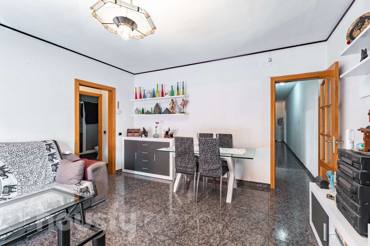 Housfy vende 🏡 amplio piso ubicado en Vilafranca del Penedès en la mejor zona del bariro de l'Espirall. Si buscas comodidad, espacio y una ubicación inmejorable, este piso es para ti. Presentamos esta amplia y luminosa vivienda ideal para familias o inversores. El piso destaca por su excelente distribución y el aprovechamiento de la luz natural. La vivienda dispone de 91m2 útiles (verificados con la Dirección General de Catastro). Construido en el año: 1977. Distribución de estancias -Salón-comedor -3 Dormitorios -2 Baños -Cocina equipada Características específicas -Ascensor -Trastero -Calefacción -Balcón -Cédula de habitabilidad -Plaza de garaje incluida Zona y entorno Respecto a la ubicación, se sitúa en Vilafranca del Penedès, municipio de Barcelona. Esta propiedad se encuentra cerca de transporte público, colegios, supermercados y farmacias. Aviso legal El precio de venta no incluye gastos de la compraventa como notaría, registro, impuestos, ni tampoco honorarios agencia. Esta publicación no es vinculante. Consulta siempre la nota simple con Housfy antes de formalizar la compraventa. Sobre nosotros Housfy es la plataforma integral de servicios inmobiliarios. Nuestra combinación de expertos y tecnología pone al alcance de todo el mundo servicios cómodos, claros y seguros. AICAT número: 7922. Nos encargamos de la gestión y asesoramiento de la compra. ¡Olvídate de todo! Hacemos los trámites por ti. Y, si además necesitas financiación, ponemos a tu disposición un bróker hipotecario para ayudarte a conseguir las mejores condiciones para tu perfil económico. ¿Quieres visitarla? Contacta con Housfy y agenda tu visita sin compromiso. Más información en: housfy.com-5