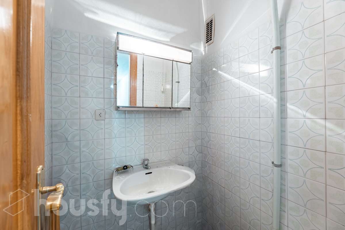 Housfy vende 🏡 amplio piso ubicado en Vilafranca del Penedès en la mejor zona del bariro de l'Espirall. Si buscas comodidad, espacio y una ubicación inmejorable, este piso es para ti. Presentamos esta amplia y luminosa vivienda ideal para familias o inversores. El piso destaca por su excelente distribución y el aprovechamiento de la luz natural. La vivienda dispone de 91m2 útiles (verificados con la Dirección General de Catastro). Construido en el año: 1977. Distribución de estancias -Salón-comedor -3 Dormitorios -2 Baños -Cocina equipada Características específicas -Ascensor -Trastero -Calefacción -Balcón -Cédula de habitabilidad -Plaza de garaje incluida Zona y entorno Respecto a la ubicación, se sitúa en Vilafranca del Penedès, municipio de Barcelona. Esta propiedad se encuentra cerca de transporte público, colegios, supermercados y farmacias. Aviso legal El precio de venta no incluye gastos de la compraventa como notaría, registro, impuestos, ni tampoco honorarios agencia. Esta publicación no es vinculante. Consulta siempre la nota simple con Housfy antes de formalizar la compraventa. Sobre nosotros Housfy es la plataforma integral de servicios inmobiliarios. Nuestra combinación de expertos y tecnología pone al alcance de todo el mundo servicios cómodos, claros y seguros. AICAT número: 7922. Nos encargamos de la gestión y asesoramiento de la compra. ¡Olvídate de todo! Hacemos los trámites por ti. Y, si además necesitas financiación, ponemos a tu disposición un bróker hipotecario para ayudarte a conseguir las mejores condiciones para tu perfil económico. ¿Quieres visitarla? Contacta con Housfy y agenda tu visita sin compromiso. Más información en: housfy.com-22
