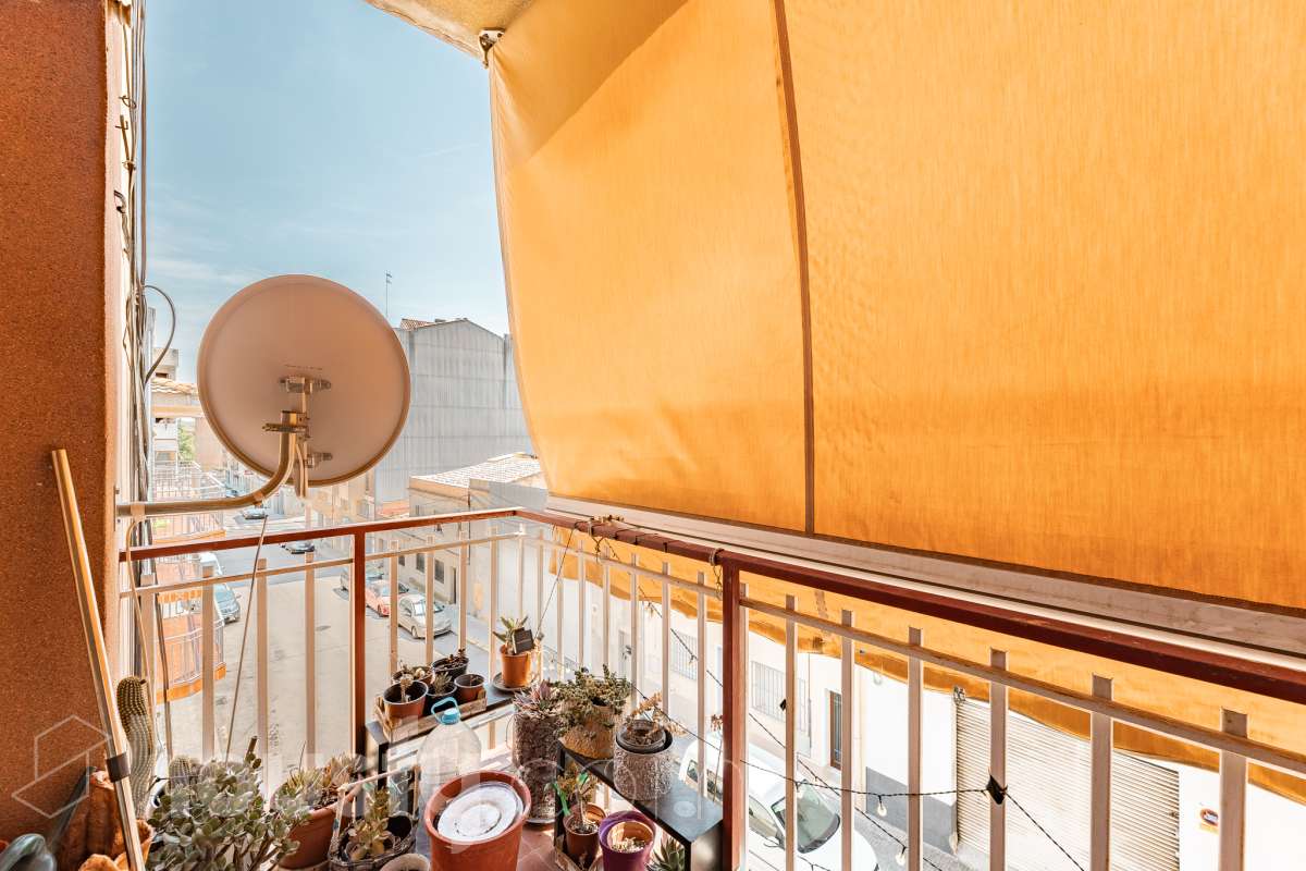 Housfy vende 🏡 amplio piso ubicado en Vilafranca del Penedès en la mejor zona del bariro de l'Espirall. Si buscas comodidad, espacio y una ubicación inmejorable, este piso es para ti. Presentamos esta amplia y luminosa vivienda ideal para familias o inversores. El piso destaca por su excelente distribución y el aprovechamiento de la luz natural. La vivienda dispone de 91m2 útiles (verificados con la Dirección General de Catastro). Construido en el año: 1977. Distribución de estancias -Salón-comedor -3 Dormitorios -2 Baños -Cocina equipada Características específicas -Ascensor -Trastero -Calefacción -Balcón -Cédula de habitabilidad -Plaza de garaje incluida Zona y entorno Respecto a la ubicación, se sitúa en Vilafranca del Penedès, municipio de Barcelona. Esta propiedad se encuentra cerca de transporte público, colegios, supermercados y farmacias. Aviso legal El precio de venta no incluye gastos de la compraventa como notaría, registro, impuestos, ni tampoco honorarios agencia. Esta publicación no es vinculante. Consulta siempre la nota simple con Housfy antes de formalizar la compraventa. Sobre nosotros Housfy es la plataforma integral de servicios inmobiliarios. Nuestra combinación de expertos y tecnología pone al alcance de todo el mundo servicios cómodos, claros y seguros. AICAT número: 7922. Nos encargamos de la gestión y asesoramiento de la compra. ¡Olvídate de todo! Hacemos los trámites por ti. Y, si además necesitas financiación, ponemos a tu disposición un bróker hipotecario para ayudarte a conseguir las mejores condiciones para tu perfil económico. ¿Quieres visitarla? Contacta con Housfy y agenda tu visita sin compromiso. Más información en: housfy.com-23