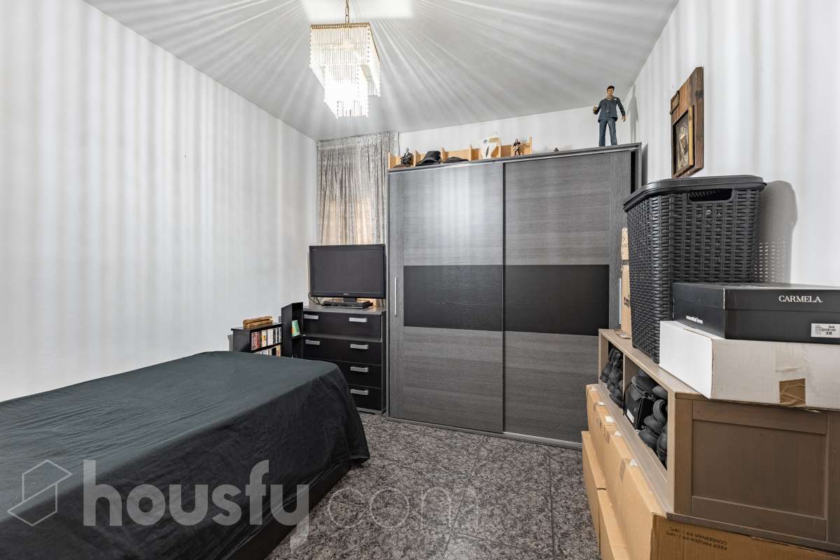 Housfy vende 🏡 amplio piso ubicado en Vilafranca del Penedès en la mejor zona del bariro de l'Espirall. Si buscas comodidad, espacio y una ubicación inmejorable, este piso es para ti. Presentamos esta amplia y luminosa vivienda ideal para familias o inversores. El piso destaca por su excelente distribución y el aprovechamiento de la luz natural. La vivienda dispone de 91m2 útiles (verificados con la Dirección General de Catastro). Construido en el año: 1977. Distribución de estancias -Salón-comedor -3 Dormitorios -2 Baños -Cocina equipada Características específicas -Ascensor -Trastero -Calefacción -Balcón -Cédula de habitabilidad -Plaza de garaje incluida Zona y entorno Respecto a la ubicación, se sitúa en Vilafranca del Penedès, municipio de Barcelona. Esta propiedad se encuentra cerca de transporte público, colegios, supermercados y farmacias. Aviso legal El precio de venta no incluye gastos de la compraventa como notaría, registro, impuestos, ni tampoco honorarios agencia. Esta publicación no es vinculante. Consulta siempre la nota simple con Housfy antes de formalizar la compraventa. Sobre nosotros Housfy es la plataforma integral de servicios inmobiliarios. Nuestra combinación de expertos y tecnología pone al alcance de todo el mundo servicios cómodos, claros y seguros. AICAT número: 7922. Nos encargamos de la gestión y asesoramiento de la compra. ¡Olvídate de todo! Hacemos los trámites por ti. Y, si además necesitas financiación, ponemos a tu disposición un bróker hipotecario para ayudarte a conseguir las mejores condiciones para tu perfil económico. ¿Quieres visitarla? Contacta con Housfy y agenda tu visita sin compromiso. Más información en: housfy.com-10