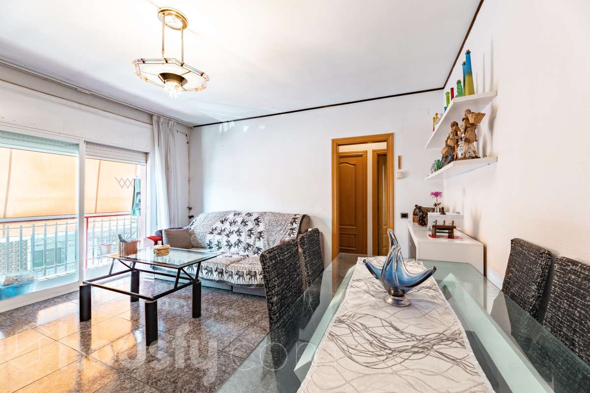 Housfy vende 🏡 amplio piso ubicado en Vilafranca del Penedès en la mejor zona del bariro de l'Espirall. Si buscas comodidad, espacio y una ubicación inmejorable, este piso es para ti. Presentamos esta amplia y luminosa vivienda ideal para familias o inversores. El piso destaca por su excelente distribución y el aprovechamiento de la luz natural. La vivienda dispone de 91m2 útiles (verificados con la Dirección General de Catastro). Construido en el año: 1977. Distribución de estancias -Salón-comedor -3 Dormitorios -2 Baños -Cocina equipada Características específicas -Ascensor -Trastero -Calefacción -Balcón -Cédula de habitabilidad -Plaza de garaje incluida Zona y entorno Respecto a la ubicación, se sitúa en Vilafranca del Penedès, municipio de Barcelona. Esta propiedad se encuentra cerca de transporte público, colegios, supermercados y farmacias. Aviso legal El precio de venta no incluye gastos de la compraventa como notaría, registro, impuestos, ni tampoco honorarios agencia. Esta publicación no es vinculante. Consulta siempre la nota simple con Housfy antes de formalizar la compraventa. Sobre nosotros Housfy es la plataforma integral de servicios inmobiliarios. Nuestra combinación de expertos y tecnología pone al alcance de todo el mundo servicios cómodos, claros y seguros. AICAT número: 7922. Nos encargamos de la gestión y asesoramiento de la compra. ¡Olvídate de todo! Hacemos los trámites por ti. Y, si además necesitas financiación, ponemos a tu disposición un bróker hipotecario para ayudarte a conseguir las mejores condiciones para tu perfil económico. ¿Quieres visitarla? Contacta con Housfy y agenda tu visita sin compromiso. Más información en: housfy.com-4